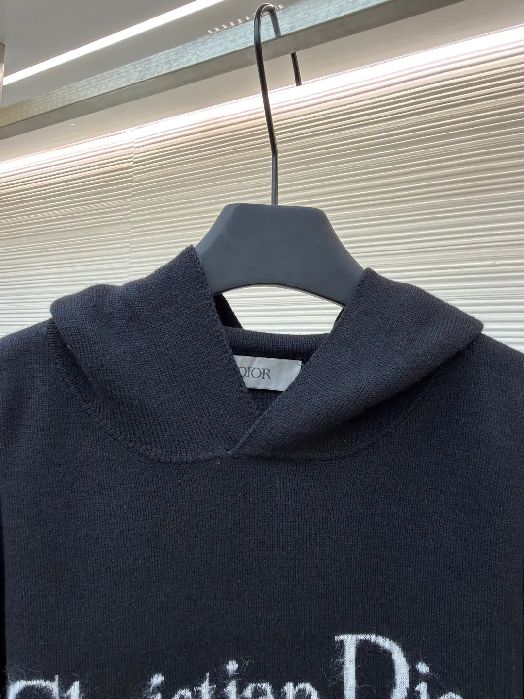 Dior velvet letter jacquard hoodie ●Original version: purchased and developed by 10802 ●Item number: 1680892-B90 ●Fabric: wool worsted fabric ●Technology: jacquard weaving ●Version: fitted version ●Weight: about 1055 grams ●Size: XS-S-M-L ●Description: Weaved using [48/2 ultra-fine Basulan worsted wool], the worsted wool fabric has a smooth surface, clear lines, and tight texture, making it appear delicate; [Features of Basulan wool technology]: Basulan technology is a special treatment method for wool, which can make wool fibers softer and fluffier, and reduce the itch of wool; at the same time, this technology can also improve the color brightness and color fastness of wool, making the color of wool products more durable. Soft and comfortable: The processed wool feels very soft and comfortable to wear next to the body. Good warmth retention: Wool itself has good warmth retention properties, and Basulan wool performs even better in this regard. Beautiful color: The color is bright and long-lasting, which can improve the appearance quality of wool products. The loom uses the [2024 latest CIXING dual-system 14-needle ultra-fine flat knitting machine] for weaving. The garment parts of each piece of clothing [the loom time is up to 214 minutes per piece]. A machine can successfully weave 5 pieces in a day, which is extremely difficult to produce. Finally, it is produced through high-quality [artificial sewing disc keyhole pullover], [picking], and [purely manual thread take-up]. The production cycle of a large batch of goods requires at least 20 days. The overall wiring is straight and delicate, the fabric is comfortable and soft, and the color is consistent without color difference. It can be matched with the same style to create a fashionable look and control various occasions. Customized accessories, complete with three standards, same style for men and women!