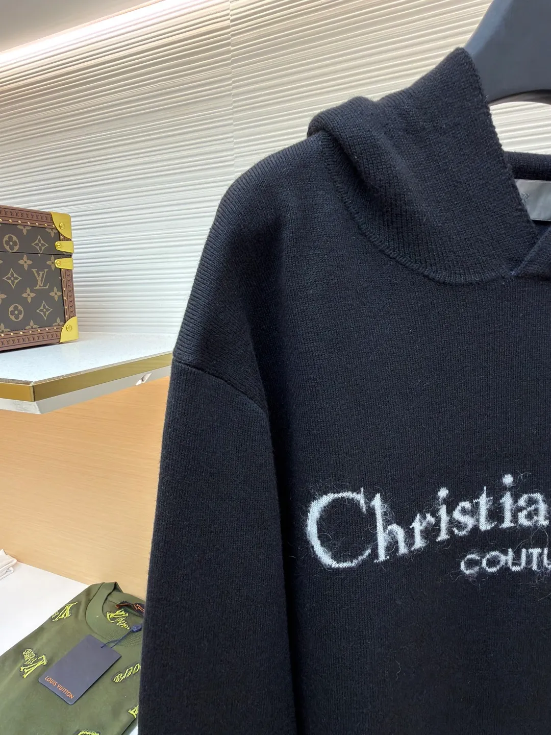 Dior velvet letter jacquard hoodie ●Original version: purchased and developed by 10802 ●Item number: 1680892-B90 ●Fabric: wool worsted fabric ●Technology: jacquard weaving ●Version: fitted version ●Weight: about 1055 grams ●Size: XS-S-M-L ●Description: Weaved using [48/2 ultra-fine Basulan worsted wool], the worsted wool fabric has a smooth surface, clear lines, and tight texture, making it appear delicate; [Features of Basulan wool technology]: Basulan technology is a special treatment method for wool, which can make wool fibers softer and fluffier, and reduce the itch of wool; at the same time, this technology can also improve the color brightness and color fastness of wool, making the color of wool products more durable. Soft and comfortable: The processed wool feels very soft and comfortable to wear next to the body. Good warmth retention: Wool itself has good warmth retention properties, and Basulan wool performs even better in this regard. Beautiful color: The color is bright and long-lasting, which can improve the appearance quality of wool products. The loom uses the [2024 latest CIXING dual-system 14-needle ultra-fine flat knitting machine] for weaving. The garment parts of each piece of clothing [the loom time is up to 214 minutes per piece]. A machine can successfully weave 5 pieces in a day, which is extremely difficult to produce. Finally, it is produced through high-quality [artificial sewing disc keyhole pullover], [picking], and [purely manual thread take-up]. The production cycle of a large batch of goods requires at least 20 days. The overall wiring is straight and delicate, the fabric is comfortable and soft, and the color is consistent without color difference. It can be matched with the same style to create a fashionable look and control various occasions. Customized accessories, complete with three standards, same style for men and women!