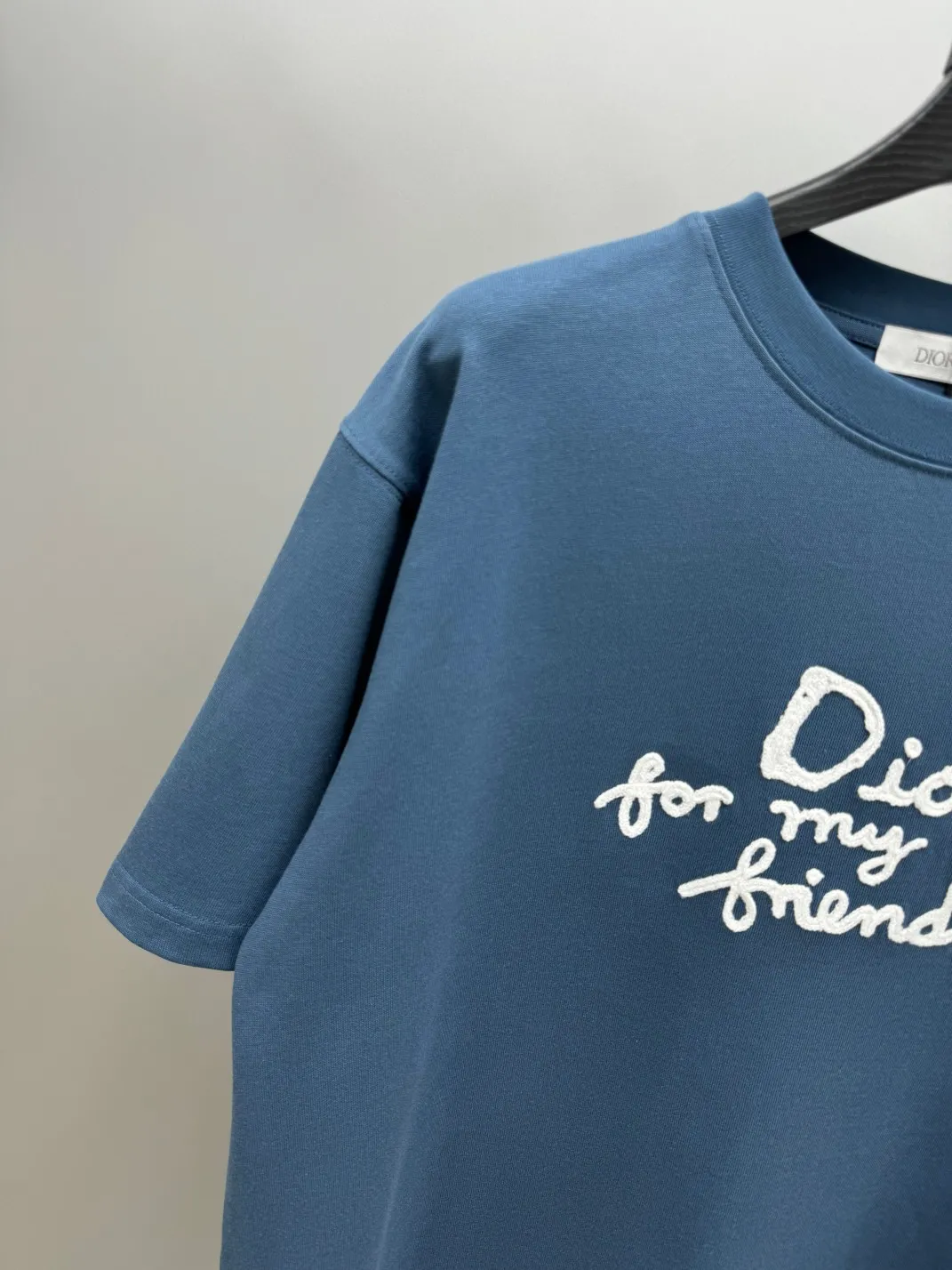 🅿️210 (top version, differentiated currency) will not be taken off the shelves all year round, sell with confidence. Style: Dior/DIO.R short-sleeved T-shirt. Fabric: 300g double yarn 100% cotton. Rib: 320g heavy Sorona 1*1 trendy brand. Craftsmanship: imported machine embroidered logo. Color: white blue. Size: XS S M L. Gender-neutral. Same style for men and women.