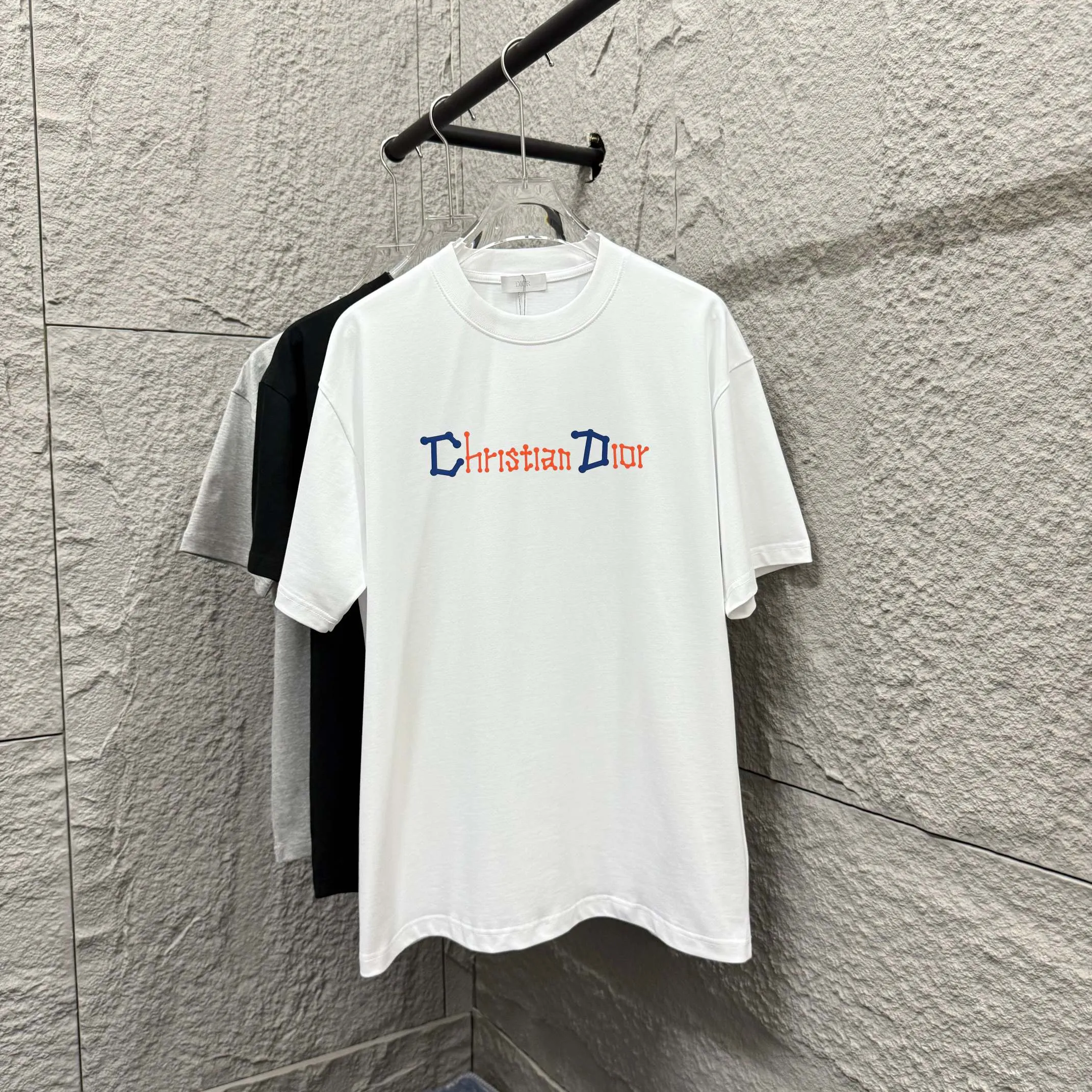 🅿️180 Dio* Christian Dior 2025 spring and summer new style Classic letter thick plate three-dimensional silicone technology Simple and elegant Customized double yarn plain cotton fabric Short-sleeved T-shirt Unisex Color: Black White Size: S (90-130 pounds) M (120-150 pounds) L (140-165 pounds) XL (160-180 pounds) XXL (180-210 pounds)