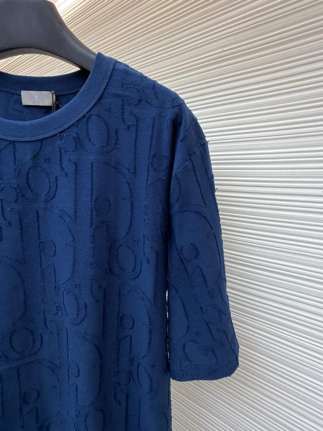 Dior cut flower embossed logo short sleeves ●Original version: Purchased and developed at 9100 ●Item number: 1682501-A05 ●Fabric: single yarn fabric ●Technology: fabric made by laser burning ●Color: blue ●Type: fitted version ●Weight: about 290 grams ●Size: S-M-L-XL ●Description: 32-count single yarn fabric, the thread adopts 1*1 flat machine thread. The cloth is burned using laser. After the laser burning, the remaining raw edges need to be cut off manually. The original is scanned to develop a 1:1 pattern, and every size and position is consistent with the original. This T-shirt is new to the 2025 fall men's collection and is decorated with the classic Oblique print. Crafted from dark blue cotton-jersey, it's finished with an all-over cut-jacquard Oblique print. Pair with a variety of jeans for a casual look. Round neck with Oblique print. The overall wiring is straight and delicate, the fabric is comfortable and soft, and the color is consistent without color difference. It can be matched with the same style to create a fashionable look and control various occasions. Customized accessories, complete with three standards, same style for men and women!