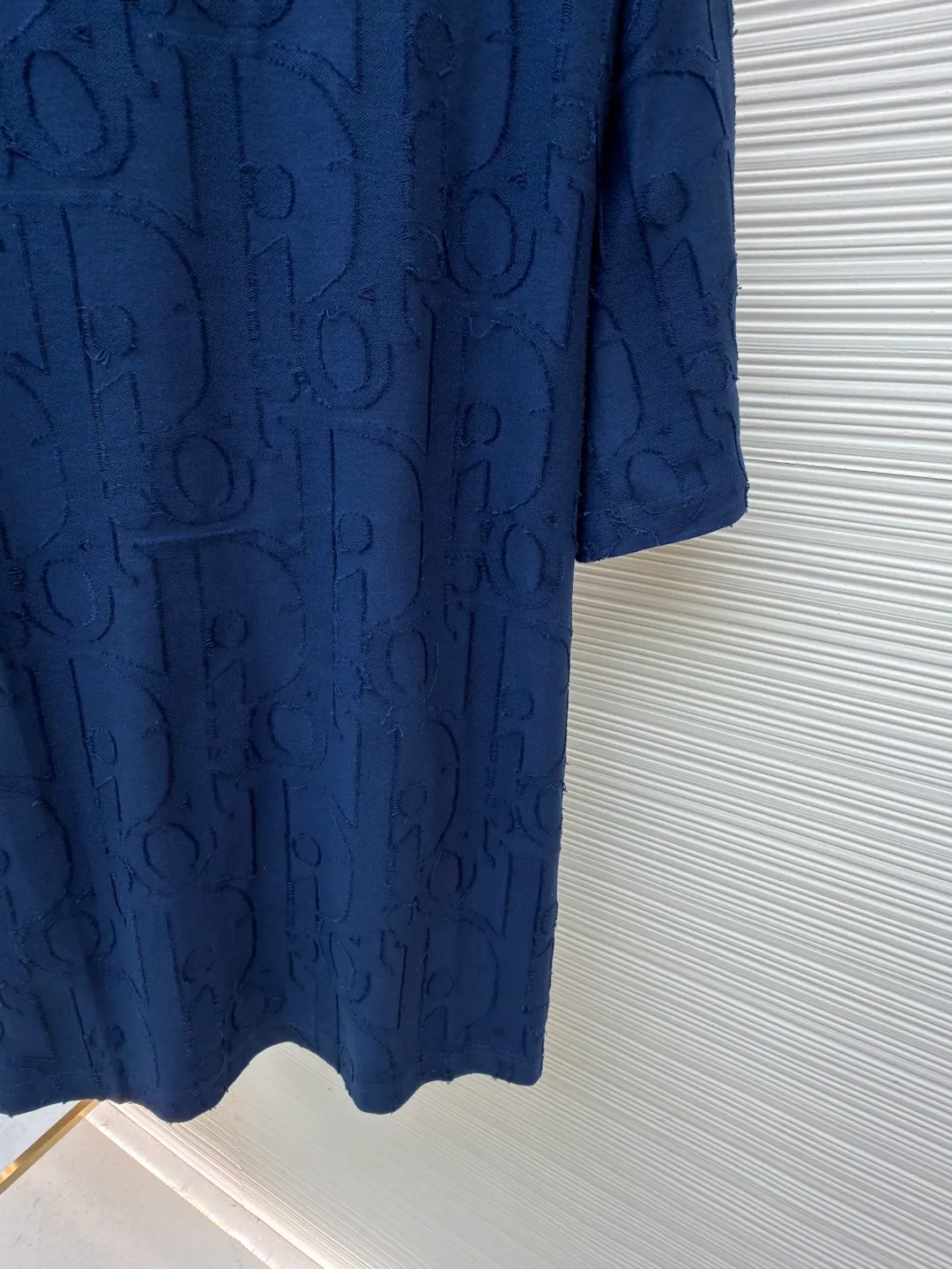 Dior cut flower embossed logo short sleeves ●Original version: Purchased and developed at 9100 ●Item number: 1682501-A05 ●Fabric: single yarn fabric ●Technology: fabric made by laser burning ●Color: blue ●Type: fitted version ●Weight: about 290 grams ●Size: S-M-L-XL ●Description: 32-count single yarn fabric, the thread adopts 1*1 flat machine thread. The cloth is burned using laser. After the laser burning, the remaining raw edges need to be cut off manually. The original is scanned to develop a 1:1 pattern, and every size and position is consistent with the original. This T-shirt is new to the 2025 fall men's collection and is decorated with the classic Oblique print. Crafted from dark blue cotton-jersey, it's finished with an all-over cut-jacquard Oblique print. Pair with a variety of jeans for a casual look. Round neck with Oblique print. The overall wiring is straight and delicate, the fabric is comfortable and soft, and the color is consistent without color difference. It can be matched with the same style to create a fashionable look and control various occasions. Customized accessories, complete with three standards, same style for men and women!