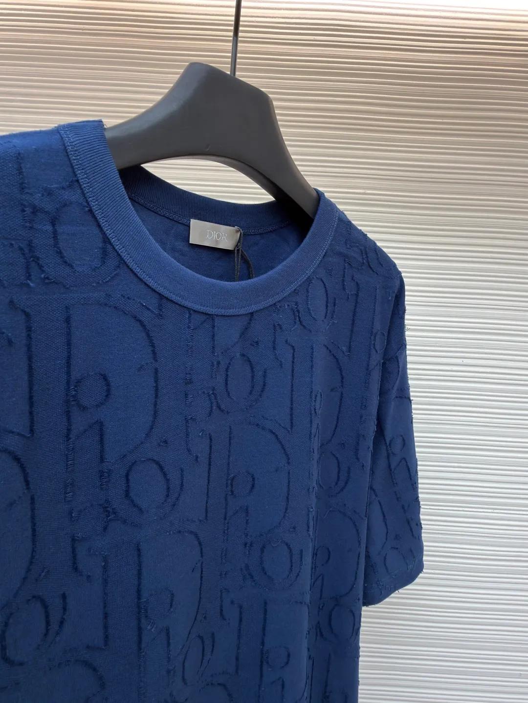 Dior cut flower embossed logo short sleeves ●Original version: Purchased and developed at 9100 ●Item number: 1682501-A05 ●Fabric: single yarn fabric ●Technology: fabric made by laser burning ●Color: blue ●Type: fitted version ●Weight: about 290 grams ●Size: S-M-L-XL ●Description: 32-count single yarn fabric, the thread adopts 1*1 flat machine thread. The cloth is burned using laser. After the laser burning, the remaining raw edges need to be cut off manually. The original is scanned to develop a 1:1 pattern, and every size and position is consistent with the original. This T-shirt is new to the 2025 fall men's collection and is decorated with the classic Oblique print. Crafted from dark blue cotton-jersey, it's finished with an all-over cut-jacquard Oblique print. Pair with a variety of jeans for a casual look. Round neck with Oblique print. The overall wiring is straight and delicate, the fabric is comfortable and soft, and the color is consistent without color difference. It can be matched with the same style to create a fashionable look and control various occasions. Customized accessories, complete with three standards, same style for men and women!
