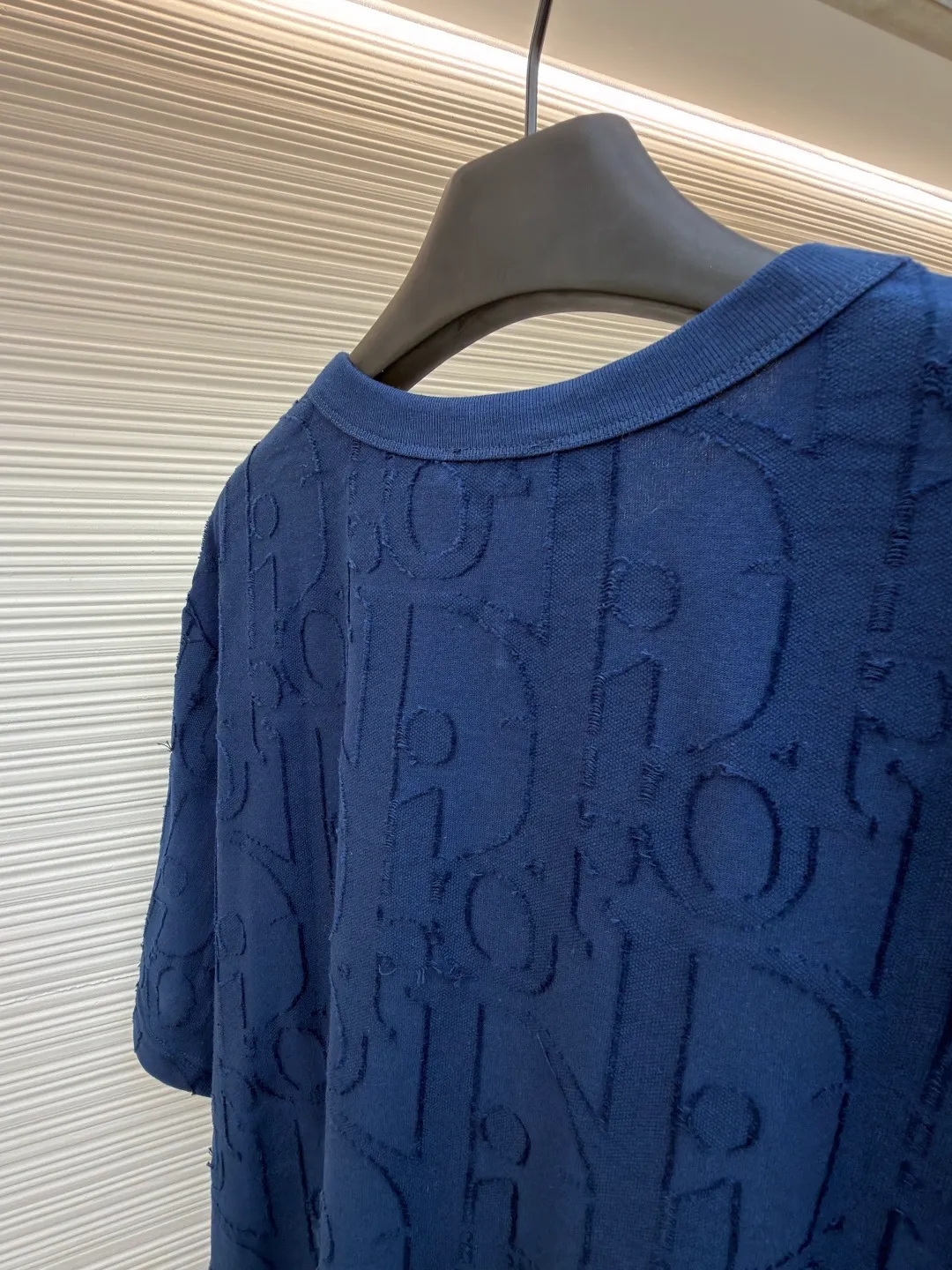 Dior cut flower embossed logo short sleeves ●Original version: Purchased and developed at 9100 ●Item number: 1682501-A05 ●Fabric: single yarn fabric ●Technology: fabric made by laser burning ●Color: blue ●Type: fitted version ●Weight: about 290 grams ●Size: S-M-L-XL ●Description: 32-count single yarn fabric, the thread adopts 1*1 flat machine thread. The cloth is burned using laser. After the laser burning, the remaining raw edges need to be cut off manually. The original is scanned to develop a 1:1 pattern, and every size and position is consistent with the original. This T-shirt is new to the 2025 fall men's collection and is decorated with the classic Oblique print. Crafted from dark blue cotton-jersey, it's finished with an all-over cut-jacquard Oblique print. Pair with a variety of jeans for a casual look. Round neck with Oblique print. The overall wiring is straight and delicate, the fabric is comfortable and soft, and the color is consistent without color difference. It can be matched with the same style to create a fashionable look and control various occasions. Customized accessories, complete with three standards, same style for men and women!