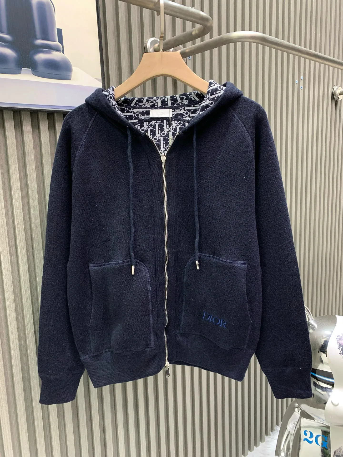 🅿️760 🀄️ DIOR Dior 𝐍𝐄𝐖 · 𝟐𝟎𝟐5/hot item in stock Original quality Dio*｜2025 new embroidered hooded double-sided cardigan Customized YB wool knitted material Density fine knitting Clear wooly texture Comfortable and skin-friendly Drop shoulder tailoring Two-way zipper embellishment Threaded hems on cuffs and hems are elastic and comfortable to wear. Classic letter embroidery decoration on the hem. Rich design and layering. Oversized version. Relaxed and fashionable upper body. Customized fabrics. High version. Same style for men and women.