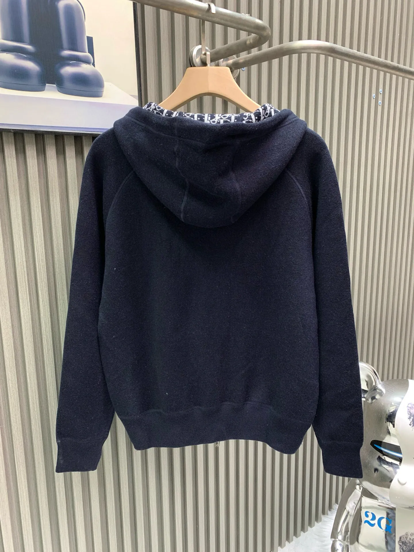 🅿️760 🀄️ DIOR Dior 𝐍𝐄𝐖 · 𝟐𝟎𝟐5/hot item in stock Original quality Dio*｜2025 new embroidered hooded double-sided cardigan Customized YB wool knitted material Density fine knitting Clear wooly texture Comfortable and skin-friendly Drop shoulder tailoring Two-way zipper embellishment Threaded hems on cuffs and hems are elastic and comfortable to wear. Classic letter embroidery decoration on the hem. Rich design and layering. Oversized version. Relaxed and fashionable upper body. Customized fabrics. High version. Same style for men and women.