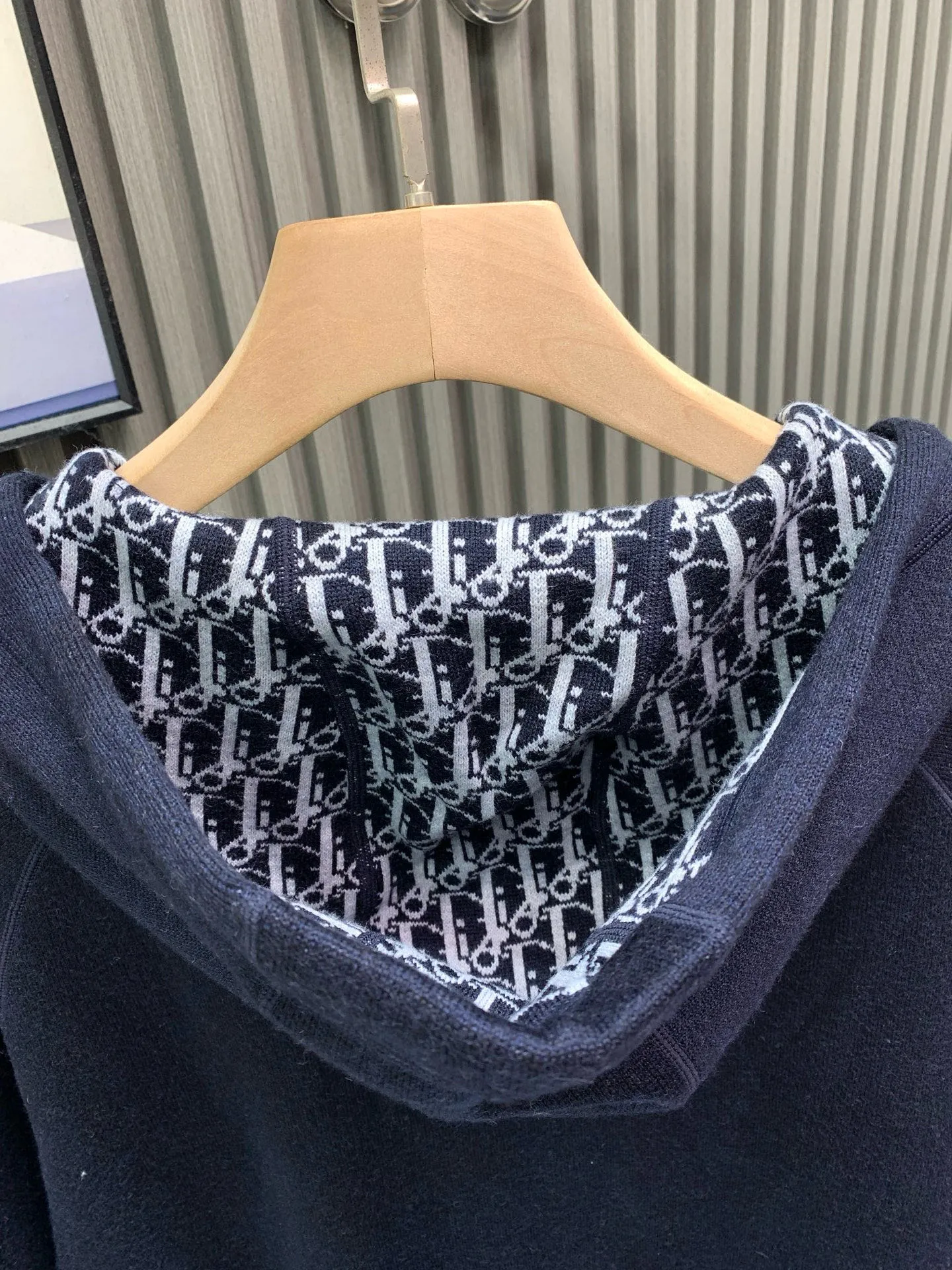 🅿️760 🀄️ DIOR Dior 𝐍𝐄𝐖 · 𝟐𝟎𝟐5/hot item in stock Original quality Dio*｜2025 new embroidered hooded double-sided cardigan Customized YB wool knitted material Density fine knitting Clear wooly texture Comfortable and skin-friendly Drop shoulder tailoring Two-way zipper embellishment Threaded hems on cuffs and hems are elastic and comfortable to wear. Classic letter embroidery decoration on the hem. Rich design and layering. Oversized version. Relaxed and fashionable upper body. Customized fabrics. High version. Same style for men and women.