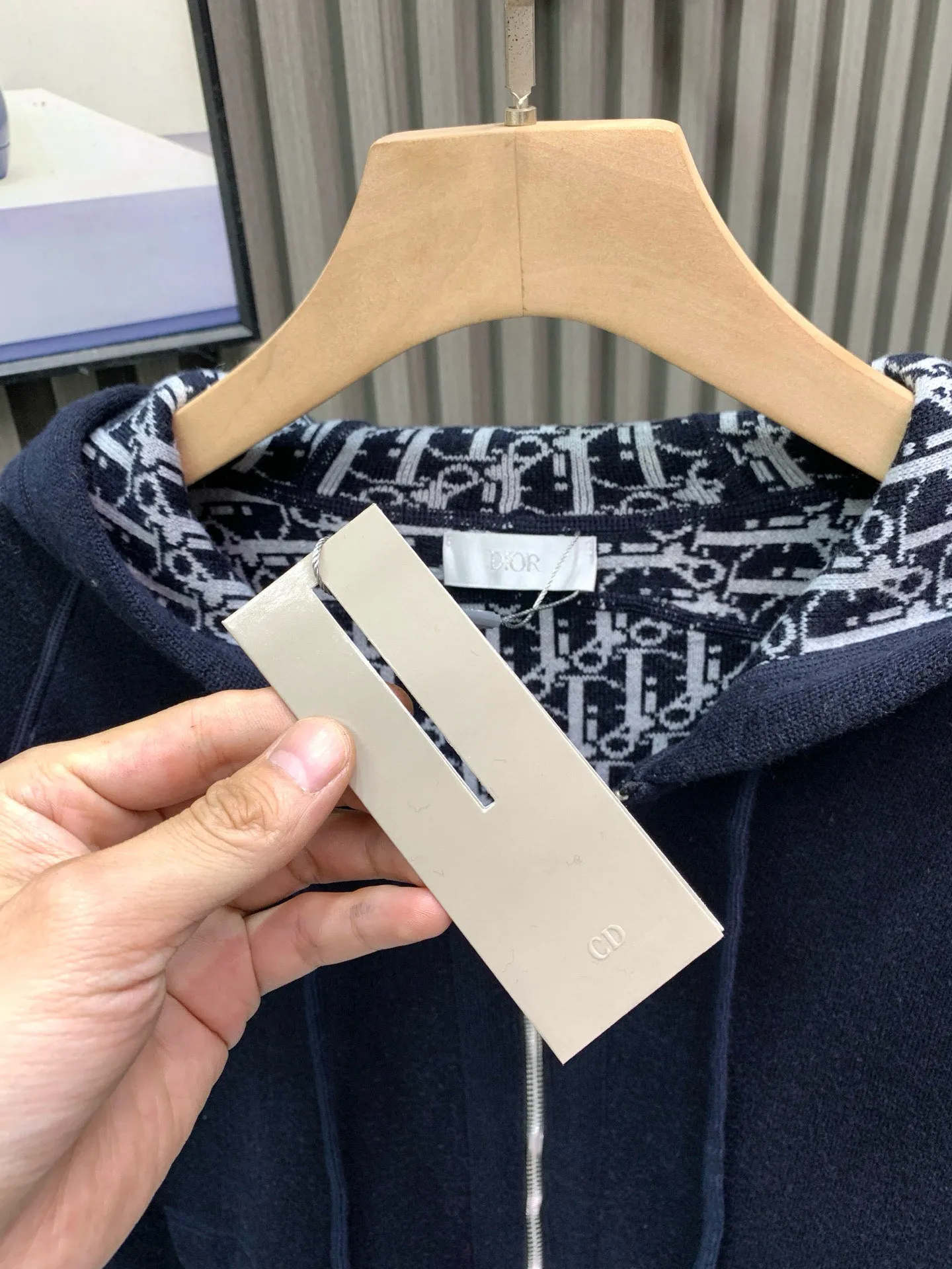 🅿️760 🀄️ DIOR Dior 𝐍𝐄𝐖 · 𝟐𝟎𝟐5/hot item in stock Original quality Dio*｜2025 new embroidered hooded double-sided cardigan Customized YB wool knitted material Density fine knitting Clear wooly texture Comfortable and skin-friendly Drop shoulder tailoring Two-way zipper embellishment Threaded hems on cuffs and hems are elastic and comfortable to wear. Classic letter embroidery decoration on the hem. Rich design and layering. Oversized version. Relaxed and fashionable upper body. Customized fabrics. High version. Same style for men and women.