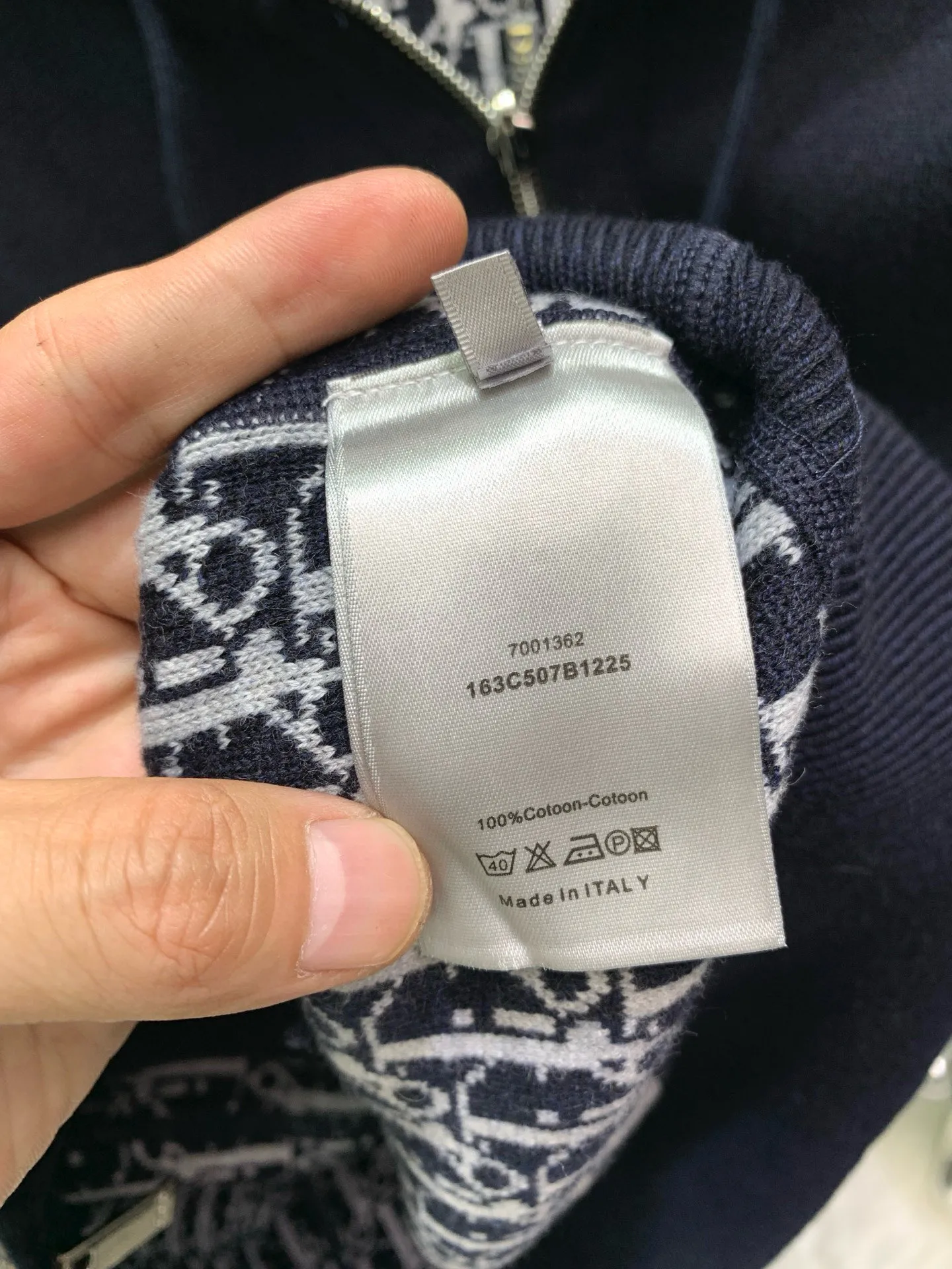 🅿️760 🀄️ DIOR Dior 𝐍𝐄𝐖 · 𝟐𝟎𝟐5/hot item in stock Original quality Dio*｜2025 new embroidered hooded double-sided cardigan Customized YB wool knitted material Density fine knitting Clear wooly texture Comfortable and skin-friendly Drop shoulder tailoring Two-way zipper embellishment Threaded hems on cuffs and hems are elastic and comfortable to wear. Classic letter embroidery decoration on the hem. Rich design and layering. Oversized version. Relaxed and fashionable upper body. Customized fabrics. High version. Same style for men and women.