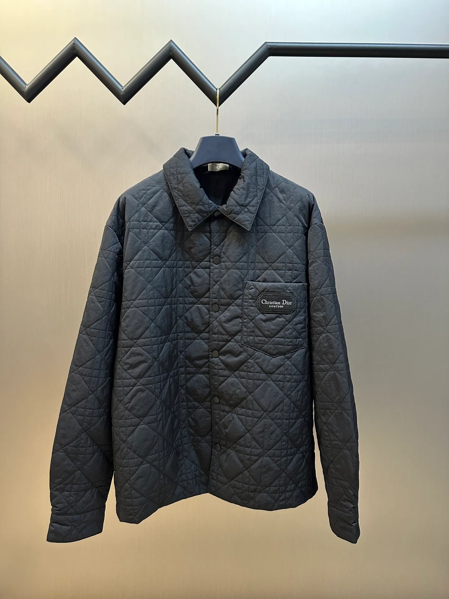 🅿️720 Dior diamond-shaped quilted embroidered cotton jacket. The fabric is made of 50D nylon high-density slant, the top fabric is made of piece-cloth quilting embroidery technology, thick nylon thread, and the bottom is a non-woven middle layer of 800# Washed cotton, one-inch 11-needle ultra-dense thread spacing, the front and back pockets of the entire garment are cut with matching grids and lines, and the left and right grids are centered respectively. Embroidered by a Behringer embroidery machine imported from Japan, and water-soluble fabric is used as the base for embroidery with pure cotton embroidery thread. The semi-finished product is dissolved in cold water and made into a seal. It comes with a lacquered four-button buckle with letter logo feel.  size:46.48.50.52