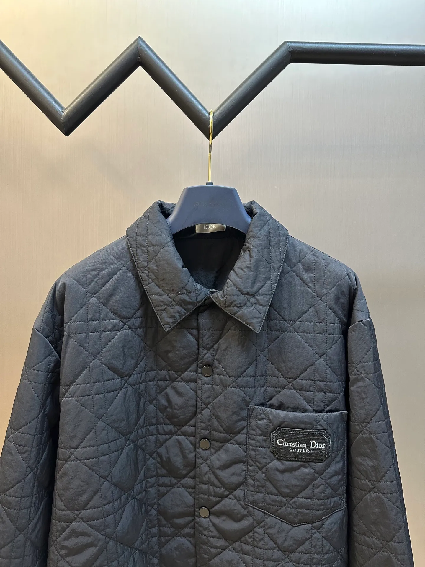 🅿️720 Dior diamond-shaped quilted embroidered cotton jacket. The fabric is made of 50D nylon high-density slant, the top fabric is made of piece-cloth quilting embroidery technology, thick nylon thread, and the bottom is a non-woven middle layer of 800# Washed cotton, one-inch 11-needle ultra-dense thread spacing, the front and back pockets of the entire garment are cut with matching grids and lines, and the left and right grids are centered respectively. Embroidered by a Behringer embroidery machine imported from Japan, and water-soluble fabric is used as the base for embroidery with pure cotton embroidery thread. The semi-finished product is dissolved in cold water and made into a seal. It comes with a lacquered four-button buckle with letter logo feel.  size:46.48.50.52