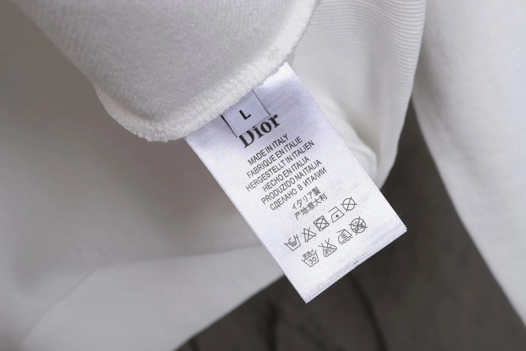 🅿️320 High quality new Dior hooded sweatshirt model number B31 * Made of 450 custom-woven and dyed high-gram weight tripe pure cotton sweatshirt fabric. The fabric feels thick and has a certain sense of self-weight. The bottom has a dense and rough terry texture. It is close to the skin and has excellent warmth retention. You will not feel any discomfort at all! *The color on the front chest is clear, with Selling's obvious logo added, and the lines are smooth and smooth without falling off and deforming when washed *This design is based on classics and simply and clearly shows the brand's high-end luxury identity. Same style for men and women 𝐂𝐎𝐋𝐎𝐔𝐑: black, white blue 𝐒𝐈𝐙𝐄: S- xl