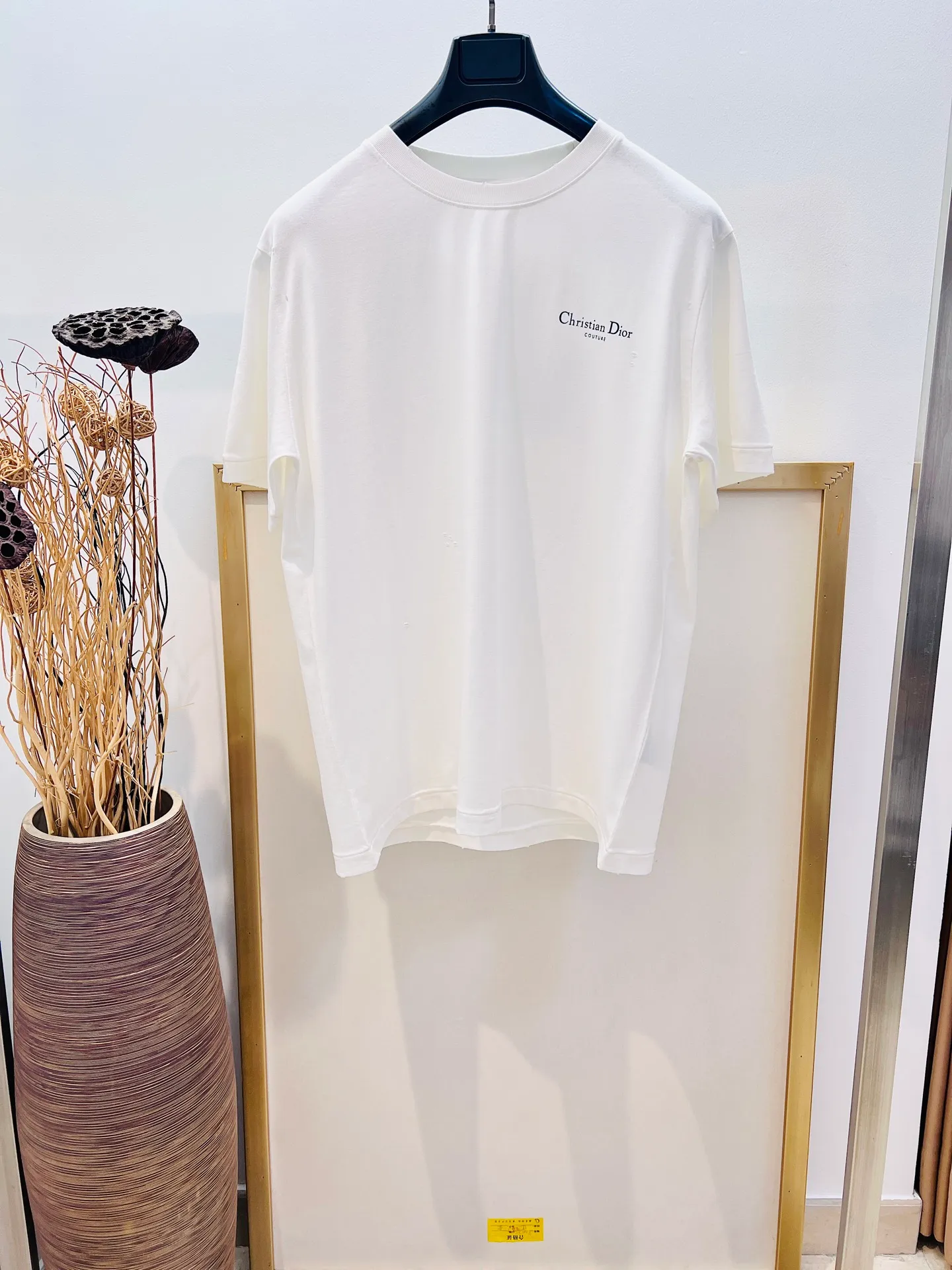 🅿️240 🌈Size: s/m/l/xl gray/white, same style for men and women AS1977364858091 Dio*Dior loose fit lily of the valley cotton washed distressed half-sleeved T-shirt. New for the Fall 2025 men's collection, this Christian Dior Couture lily of the valley printed T-shirt adds an original touch to a classic style. Crafted from black distressed-effect cotton jersey, it's printed with the Christian Dior Couture signature on the back and embellished with lily of the valley flowers, a nod to Monsieur Dior's love of flowers. The comfortable silhouette pairs easily with a variety of jeans. Highlight fashion aesthetics and create a sophisticated casual look. ⚠️Washing method: Dry clean or fast machine wash in cold water wrapped inside out laundry bag!