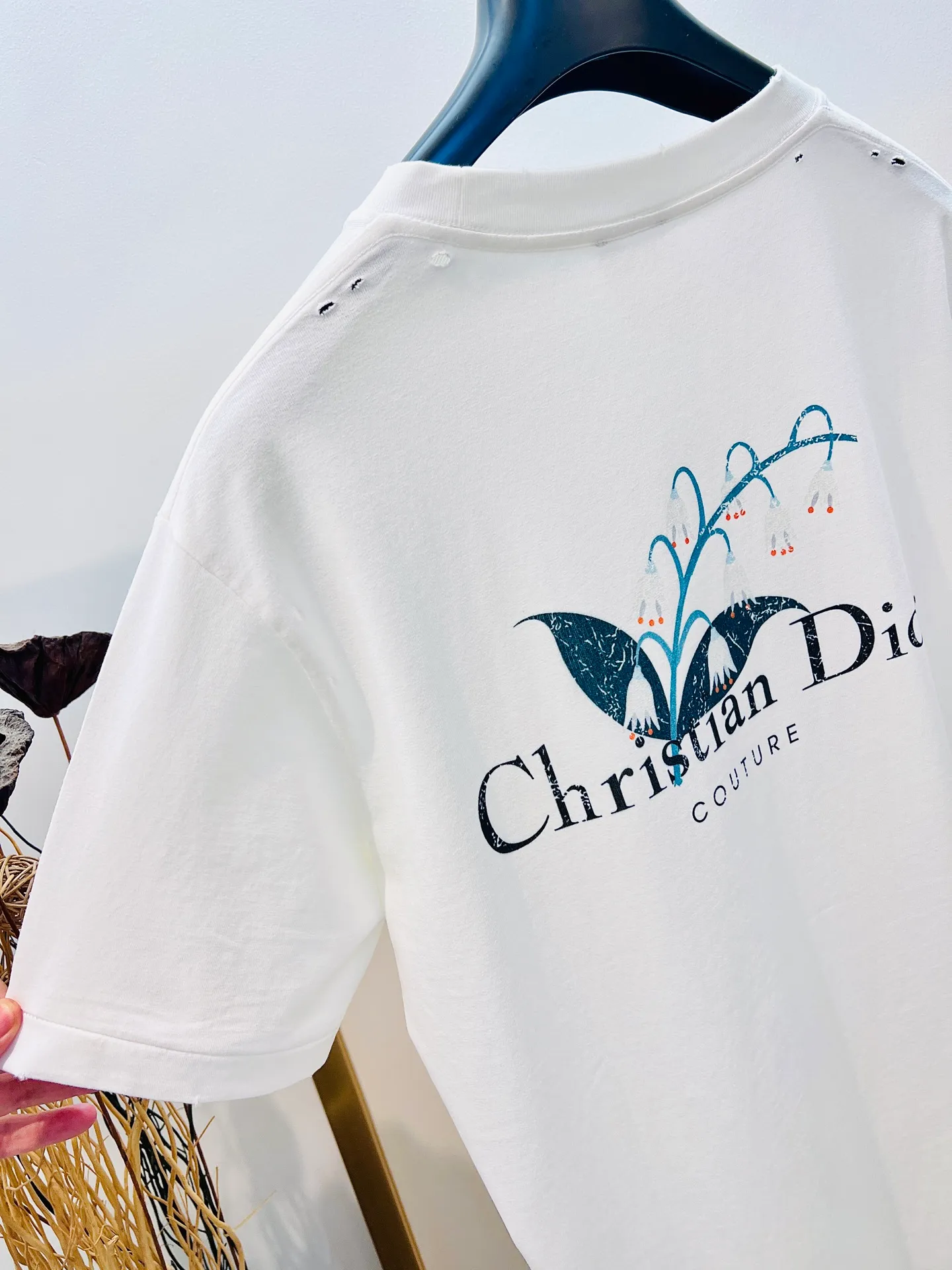 🅿️240 🌈Size: s/m/l/xl gray/white, same style for men and women AS1977364858091 Dio*Dior loose fit lily of the valley cotton washed distressed half-sleeved T-shirt. New for the Fall 2025 men's collection, this Christian Dior Couture lily of the valley printed T-shirt adds an original touch to a classic style. Crafted from black distressed-effect cotton jersey, it's printed with the Christian Dior Couture signature on the back and embellished with lily of the valley flowers, a nod to Monsieur Dior's love of flowers. The comfortable silhouette pairs easily with a variety of jeans. Highlight fashion aesthetics and create a sophisticated casual look. ⚠️Washing method: Dry clean or fast machine wash in cold water wrapped inside out laundry bag!