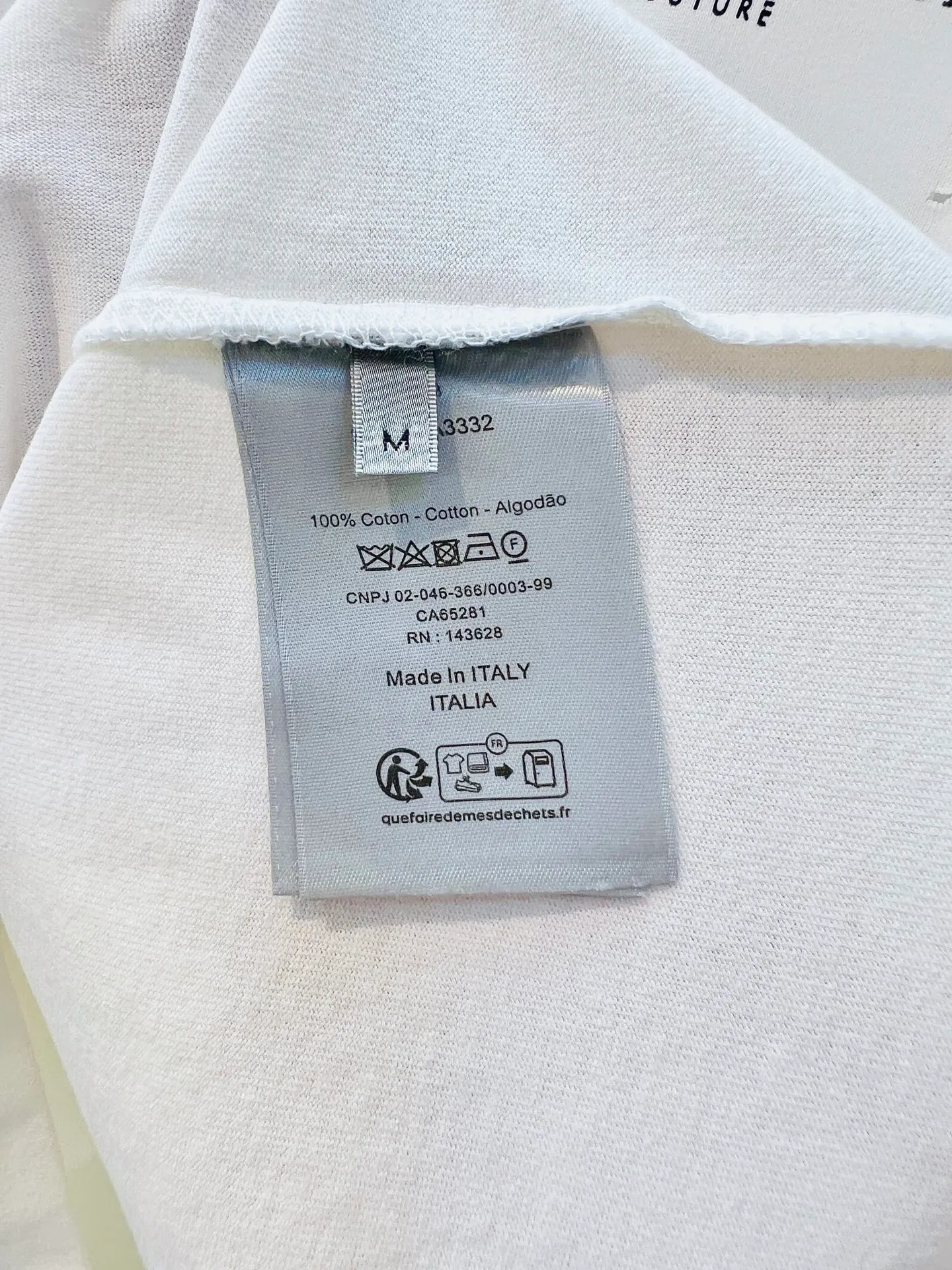 🅿️240 🌈Size: s/m/l/xl gray/white, same style for men and women AS1977364858091 Dio*Dior loose fit lily of the valley cotton washed distressed half-sleeved T-shirt. New for the Fall 2025 men's collection, this Christian Dior Couture lily of the valley printed T-shirt adds an original touch to a classic style. Crafted from black distressed-effect cotton jersey, it's printed with the Christian Dior Couture signature on the back and embellished with lily of the valley flowers, a nod to Monsieur Dior's love of flowers. The comfortable silhouette pairs easily with a variety of jeans. Highlight fashion aesthetics and create a sophisticated casual look. ⚠️Washing method: Dry clean or fast machine wash in cold water wrapped inside out laundry bag!