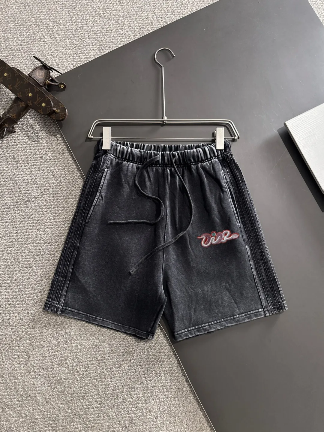 🅿️330 shipped next day, high quality DIOR/Dior 2025 spring and summer new casual solid color loose shorts with elastic band, two needle stitches at the hem of the trousers, fine and firm stitching, custom-made fabrics at the counter with high breathability and comfort, impeccable details, brand element design concept, reflecting high quality. It feels delicate and soft! It presents a casual cut and the upper body shape is great! Size: S-XXL