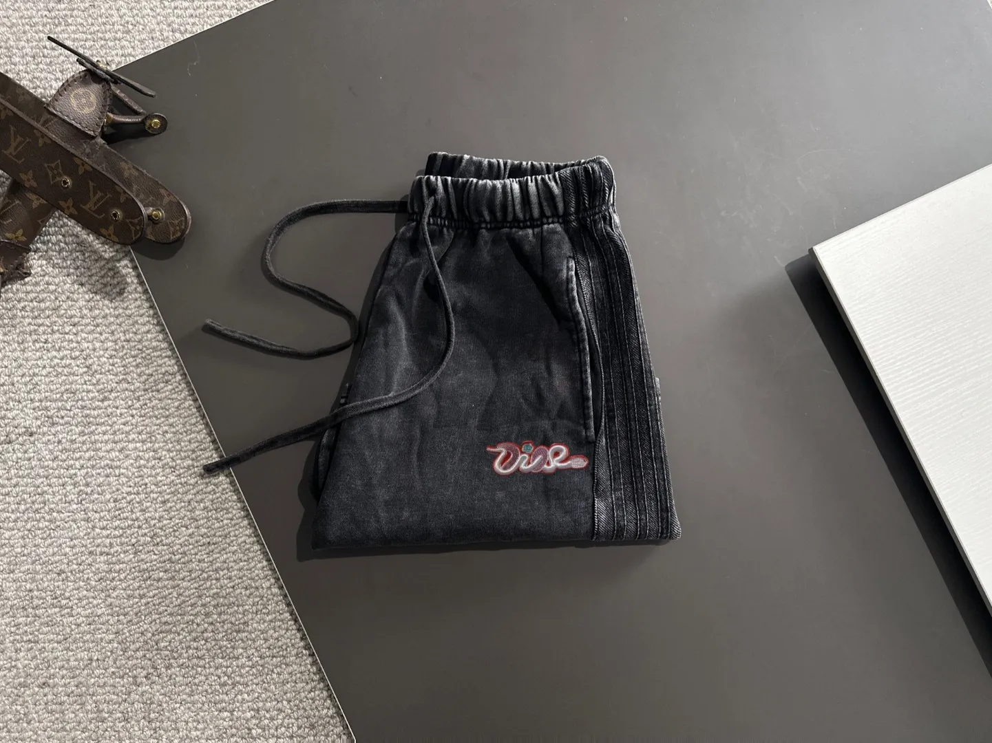🅿️330 shipped next day, high quality DIOR/Dior 2025 spring and summer new casual solid color loose shorts with elastic band, two needle stitches at the hem of the trousers, fine and firm stitching, custom-made fabrics at the counter with high breathability and comfort, impeccable details, brand element design concept, reflecting high quality. It feels delicate and soft! It presents a casual cut and the upper body shape is great! Size: S-XXL