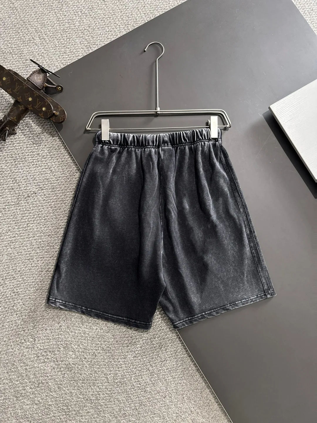 🅿️330 shipped next day, high quality DIOR/Dior 2025 spring and summer new casual solid color loose shorts with elastic band, two needle stitches at the hem of the trousers, fine and firm stitching, custom-made fabrics at the counter with high breathability and comfort, impeccable details, brand element design concept, reflecting high quality. It feels delicate and soft! It presents a casual cut and the upper body shape is great! Size: S-XXL
