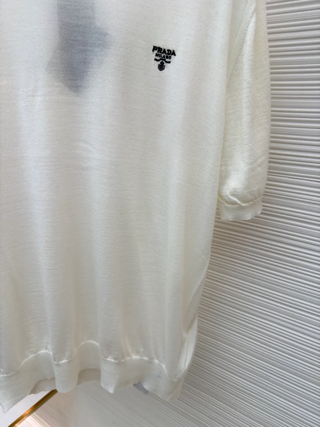Prada classic LOGO embroidered wool round neck short sleeves ●Original version: purchased and developed by 10479 ●Item number: 1682560-A40 ●Fabric: wool fabric ●Technology: embroidery production ●Color: off-white ●Version: fitted version ●Weight: about 145 grams ●Size: 46-48-50-52 ●Description: This PRADA classic LOGO embroidered wool round-neck short-sleeve is woven from high-quality pure wool yarn. After the wool washing process, the fabric is delicate and soft, skin-friendly and breathable, and not easy to pill or snag. It has multiple sizes of 46-52 to cover different body shapes. The error of 1-3CM in manual measurement is within the normal range. The body brand LOGO is made using imported embroidery technology. The stitching is dense and regular, and the pattern is clear and three-dimensional. It forms a low-key contrast with the white wool base and highlights the brand recognition. The neckline is a classic round neck design, with double-needle reinforced binding and a custom threaded collar, which is durable and not easy to loosen. The cuffs and hem are ribbed in the same color, with moderate elasticity to fit the body shape. The overall tailoring is a fitted silhouette, with straight and fine stitching at the seams. Customized accessories and three standards are complete. It is recommended to hand wash and maintain. The detailed craftsmanship shows the level of luxury, and is suitable for daily casual, light business and other wear scenarios. The overall wiring is straight and delicate, the fabric is comfortable and soft, and the color is consistent without color difference. It can be matched with the same style to create a fashionable look and control various occasions. Customized accessories, complete with three standards, same style for men and women!