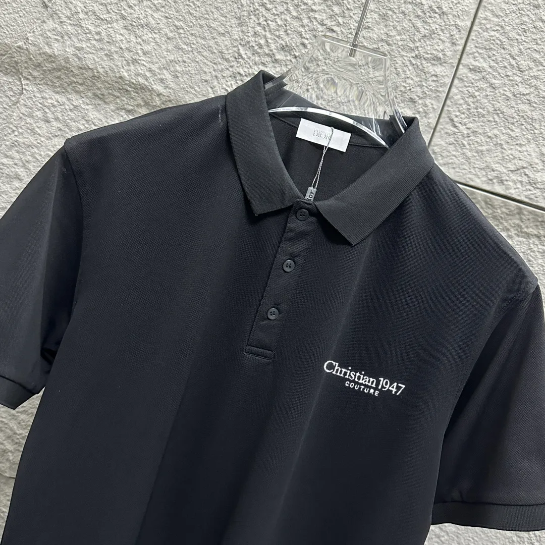 🅿️180 Dio*Dior* short-sleeved POLO 2025 spring and summer new style, simple letters 1947 embroidered pique fabric, short-sleeved polo stand-up collar, same style for men and women Size: M L XL 2XL 3XL Color: black white