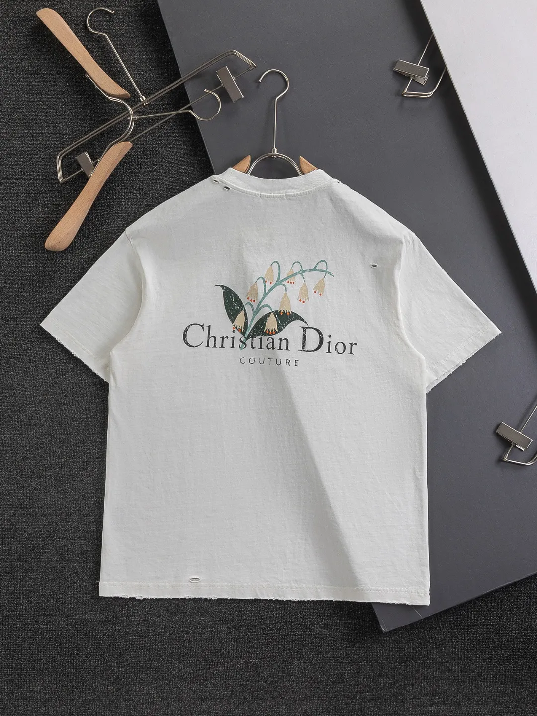 🅿️220 Christian Dior Dior Dior CD micro-wide version S-XL CD 25SS New product counter best-selling model Simple letter printing on the chest Back panel CD Dior lily of the valley hole short-sleeved T-shirt Printed logo pattern As the leader in the luxury world, the D family is well-deserved. The first thing that catches the eye is the loose and comfortable black and white solid color version of the piece we are going to talk about today. The ribbed round collar has become the best modification of its version, and the D family has the upper body LOGO listed on the front, and the unique embroidery design of the letter logo patch highlights the texture! The most traditional modification method combined with the simplest color scale contrast forms the strongest and direct contrast, and this is often the most concise and clear minimalist modification method~~A nostalgic classic atmosphere also spreads in this work inadvertently! ! Featuring a distinctive 47 logo patch embroidery on the front, a unique tribute to Dior's historic year! Coupled with the blessing of 320 grams of cotton material, both the upper body comfort and the existence are unparalleled. It can be said to be a must-have companion in summer. The excellent breathability and comfortable wearing feeling are unparalleled~ Recommended! ! Color: Black White Size: S-XL Size chart: S: Shoulder width 55-Bust 56-Length 71.5 M: Shoulder width 56.5-Bust 58-Length 73 L: Shoulder width 58-Bust 60-Length 74.5 XL: Shoulder width 59.5-Bust 62-Length 76