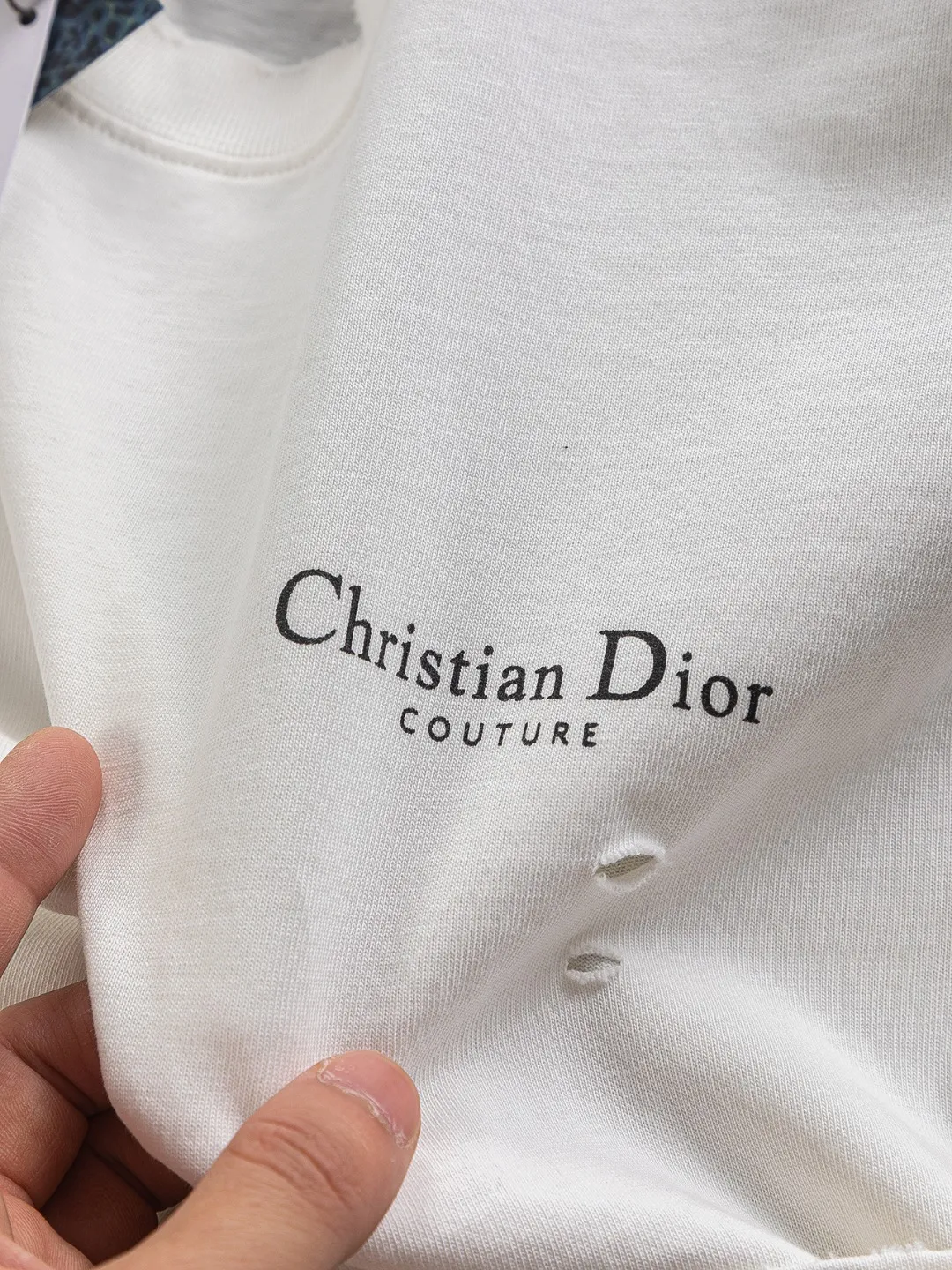 🅿️220 Christian Dior Dior Dior CD micro-wide version S-XL CD 25SS New product counter best-selling model Simple letter printing on the chest Back panel CD Dior lily of the valley hole short-sleeved T-shirt Printed logo pattern As the leader in the luxury world, the D family is well-deserved. The first thing that catches the eye is the loose and comfortable black and white solid color version of the piece we are going to talk about today. The ribbed round collar has become the best modification of its version, and the D family has the upper body LOGO listed on the front, and the unique embroidery design of the letter logo patch highlights the texture! The most traditional modification method combined with the simplest color scale contrast forms the strongest and direct contrast, and this is often the most concise and clear minimalist modification method~~A nostalgic classic atmosphere also spreads in this work inadvertently! ! Featuring a distinctive 47 logo patch embroidery on the front, a unique tribute to Dior's historic year! Coupled with the blessing of 320 grams of cotton material, both the upper body comfort and the existence are unparalleled. It can be said to be a must-have companion in summer. The excellent breathability and comfortable wearing feeling are unparalleled~ Recommended! ! Color: Black White Size: S-XL Size chart: S: Shoulder width 55-Bust 56-Length 71.5 M: Shoulder width 56.5-Bust 58-Length 73 L: Shoulder width 58-Bust 60-Length 74.5 XL: Shoulder width 59.5-Bust 62-Length 76