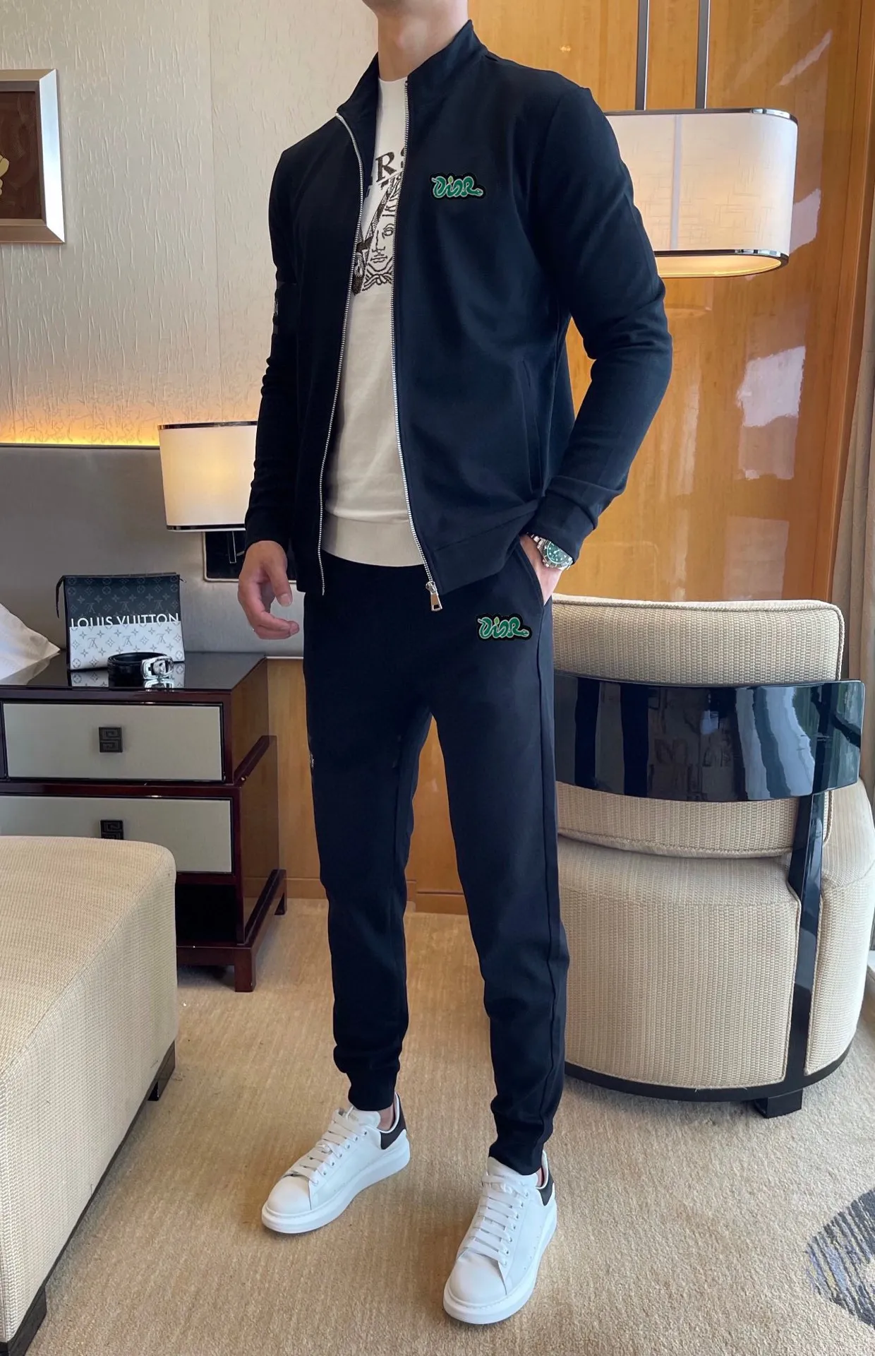 🅿️420 [DIOR Dior] (Fat Man Gospel) hot-selling suit is coming. Focus on the original version of the official website. 2025 new hot-selling cardigan sweater suit. The original order is the best product. 🇭🇰The meticulous work of top designers is dedicated to a fitting and perfect upper body effect. All-natural high-quality Roman cotton 100%, close-fitting comfort, noble and elegant! Original hardware embodies elegance and nobility! Counter size: M-5XL (maximum wear up to 220 pounds)