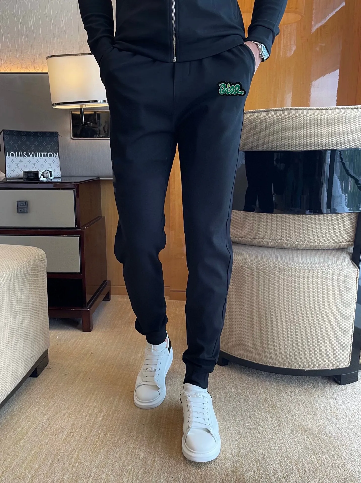 🅿️420 [DIOR Dior] (Fat Man Gospel) hot-selling suit is coming. Focus on the original version of the official website. 2025 new hot-selling cardigan sweater suit. The original order is the best product. 🇭🇰The meticulous work of top designers is dedicated to a fitting and perfect upper body effect. All-natural high-quality Roman cotton 100%, close-fitting comfort, noble and elegant! Original hardware embodies elegance and nobility! Counter size: M-5XL (maximum wear up to 220 pounds)