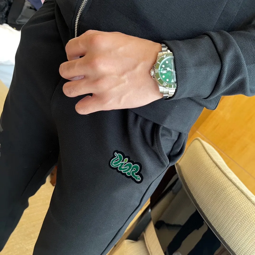 🅿️420 [DIOR Dior] (Fat Man Gospel) hot-selling suit is coming. Focus on the original version of the official website. 2025 new hot-selling cardigan sweater suit. The original order is the best product. 🇭🇰The meticulous work of top designers is dedicated to a fitting and perfect upper body effect. All-natural high-quality Roman cotton 100%, close-fitting comfort, noble and elegant! Original hardware embodies elegance and nobility! Counter size: M-5XL (maximum wear up to 220 pounds)