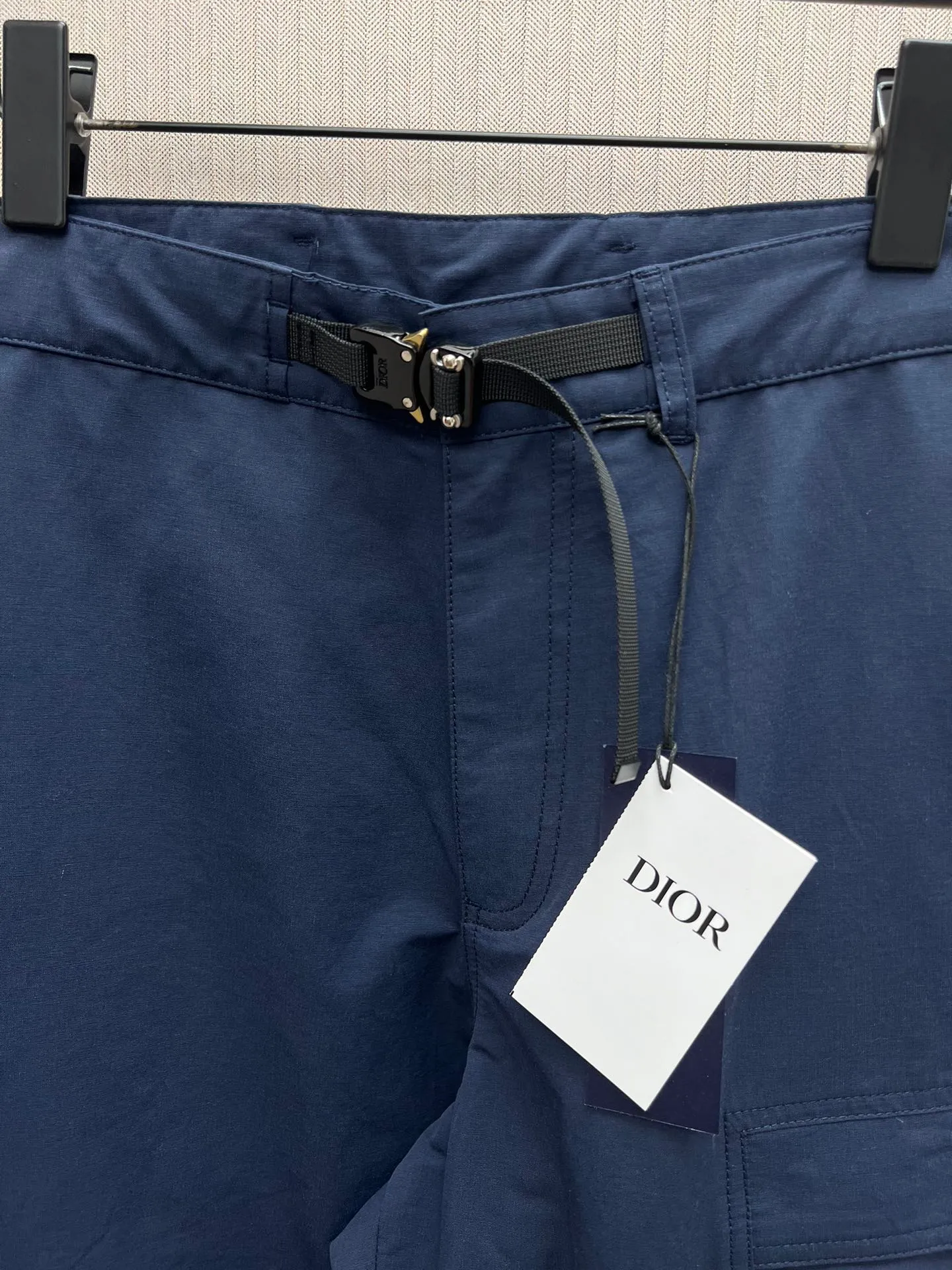 🅿️470 Dior 25ss new overalls reinterpret the classic logo of sports style and highlight Dior’s haute couture spirit. Crafted from a navy blue cotton-blend ribbed fabric, it features saddle flap pockets at the thigh and a belt embellished with a Christian Dior belt buckle. Dior rubber patches add classic style. Pair it with the collection's jackets for a casual look. Size: S.M.L.XL.