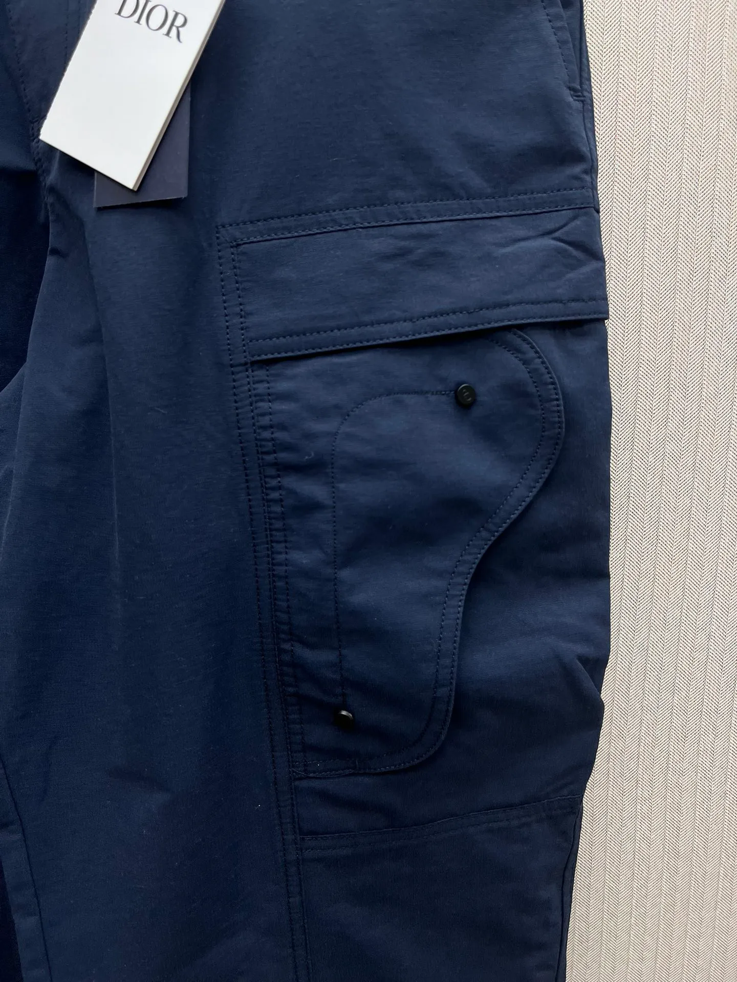 🅿️470 Dior 25ss new overalls reinterpret the classic logo of sports style and highlight Dior’s haute couture spirit. Crafted from a navy blue cotton-blend ribbed fabric, it features saddle flap pockets at the thigh and a belt embellished with a Christian Dior belt buckle. Dior rubber patches add classic style. Pair it with the collection's jackets for a casual look. Size: S.M.L.XL.