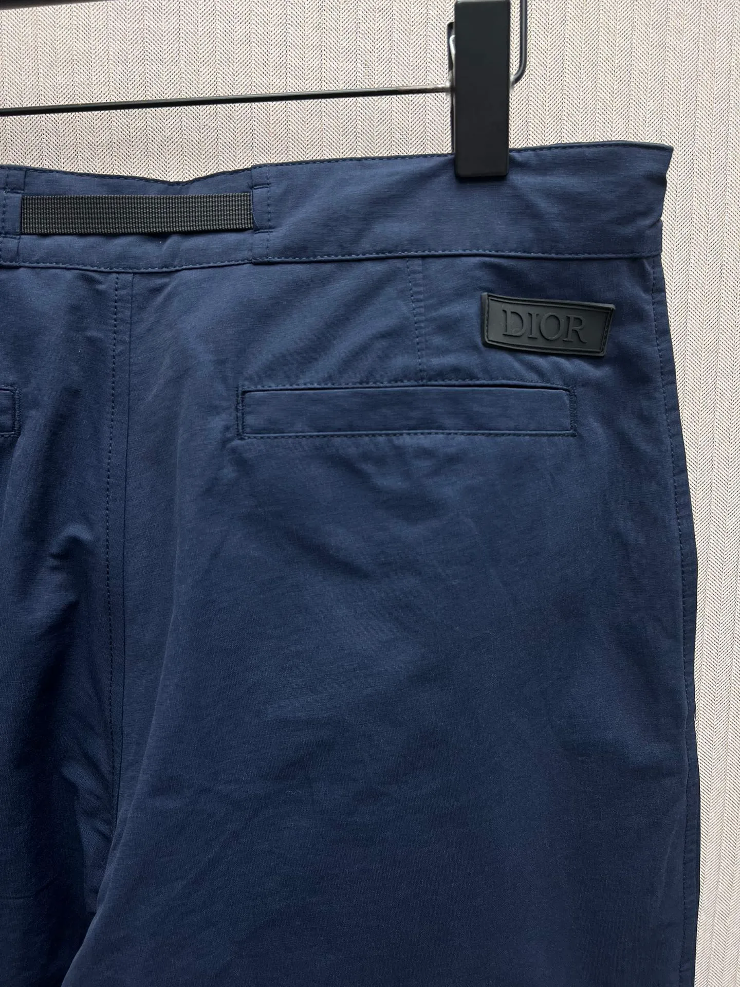🅿️470 Dior 25ss new overalls reinterpret the classic logo of sports style and highlight Dior’s haute couture spirit. Crafted from a navy blue cotton-blend ribbed fabric, it features saddle flap pockets at the thigh and a belt embellished with a Christian Dior belt buckle. Dior rubber patches add classic style. Pair it with the collection's jackets for a casual look. Size: S.M.L.XL.