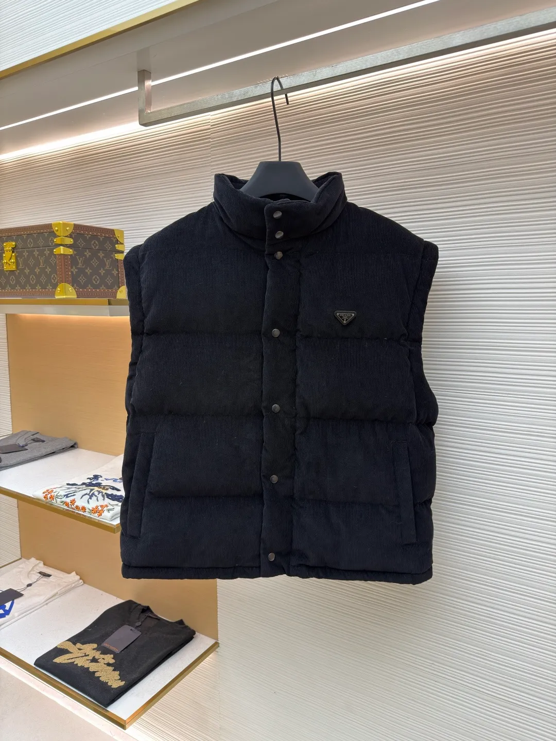 Prada Triangle Label Functional Down Jacket ●Original version: 26400 purchase and development ●Item number: 1681855-E55 ●Fabric: corduroy fabric ●Technology: mechanical down filling ●Color: black ●Version: fitted version ●Weight: about 1185 grams ●Size: S-M-L-XL ●Description: Customized velvet premium corduroy with mellow texture and delicate texture Using the new national standard 90 white duck down (welcome to test), it is full of down and warm. You are in a warm cloud, surrounded by soft warmth. The main color is calm jet black. The iconic enameled metal triangle logo is embellished on the chest. It is low-key and powerful. The stand-up collar is crisp and stylish. It accurately fits the curve of the neck. And the design of the hidden hood is like a mysterious guardian. It can also be detached to turn the sleeves into a vest. Transformed into a lightweight vest, revealing its unique charm inadvertently, switching styles freely, becoming the leader of urban fashion with its unique charm and fearless attitude, mechanical down filling. Prioritize the production of inner liner paper patterns to determine the down filling area according to the original three-dimensional effect. Determine the down weight per square meter to calculate the filling amount of each cut. The computer down filling machine uses a digital weighing unit to achieve stable measurement, and uses imported special machine infrared to position the "Prada triangle mark" for more accurate positioning. Strong and sturdy. The template machine opens the zipper bag. The lines are smooth and tidy. The lines are evenly routed by the computer template machine. The line process of the computer template machine shows extremely high neatness and smoothness. The craftsman accurately controls the size during the operation to ensure that each line meets the design requirements. The lines of the entire template are smooth and unified, neat and beautiful, and the fabrics have been washed. The hand feels and texture is better. It is not easy to deform, not easy to shrink, not easy to fade, and maintains long-term beauty. The overall wiring is straight and delicate, the fabric is comfortable and soft, and the color is consistent without color difference. It can be matched with the same style to create a fashionable look and control various occasions. Customized accessories, complete with three standards, same style for men and women!