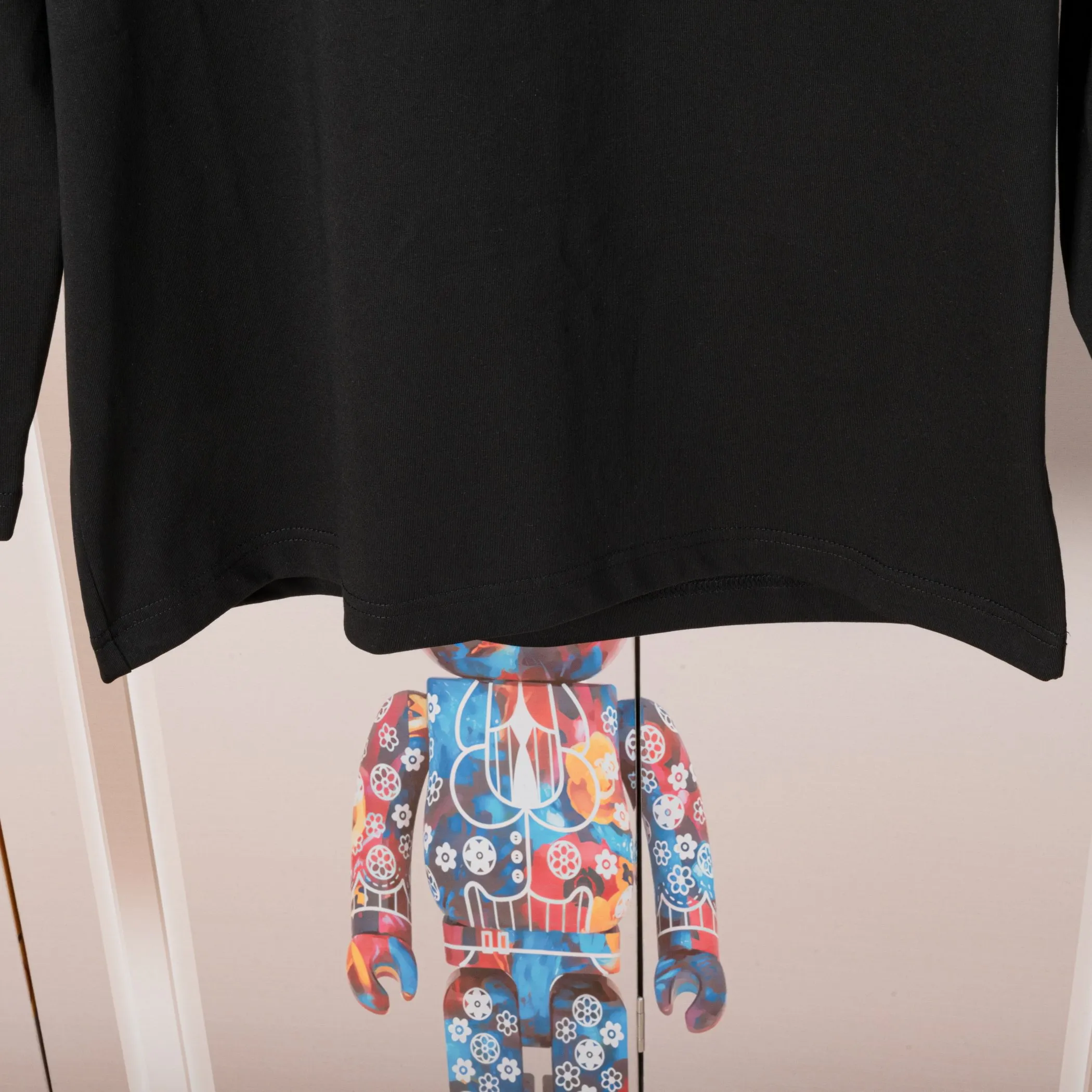 🅿️230 Dior DIOR new autumn and winter fabric pocket printed long sleeves, high quality 🔥nylon pure cotton washable hand feel, logo printing on the front, fabric pocket decoration, specially customized ribbing. The fabric is comfortable and soft, restoring the trend brought by special craftsmanship, custom dyed, complete with three standards. Non-market ordinary version. Compare at will. Quality is absolutely guaranteed. Same style for men and women. Color: Black White Size: S M L XL [Style No. A3308]