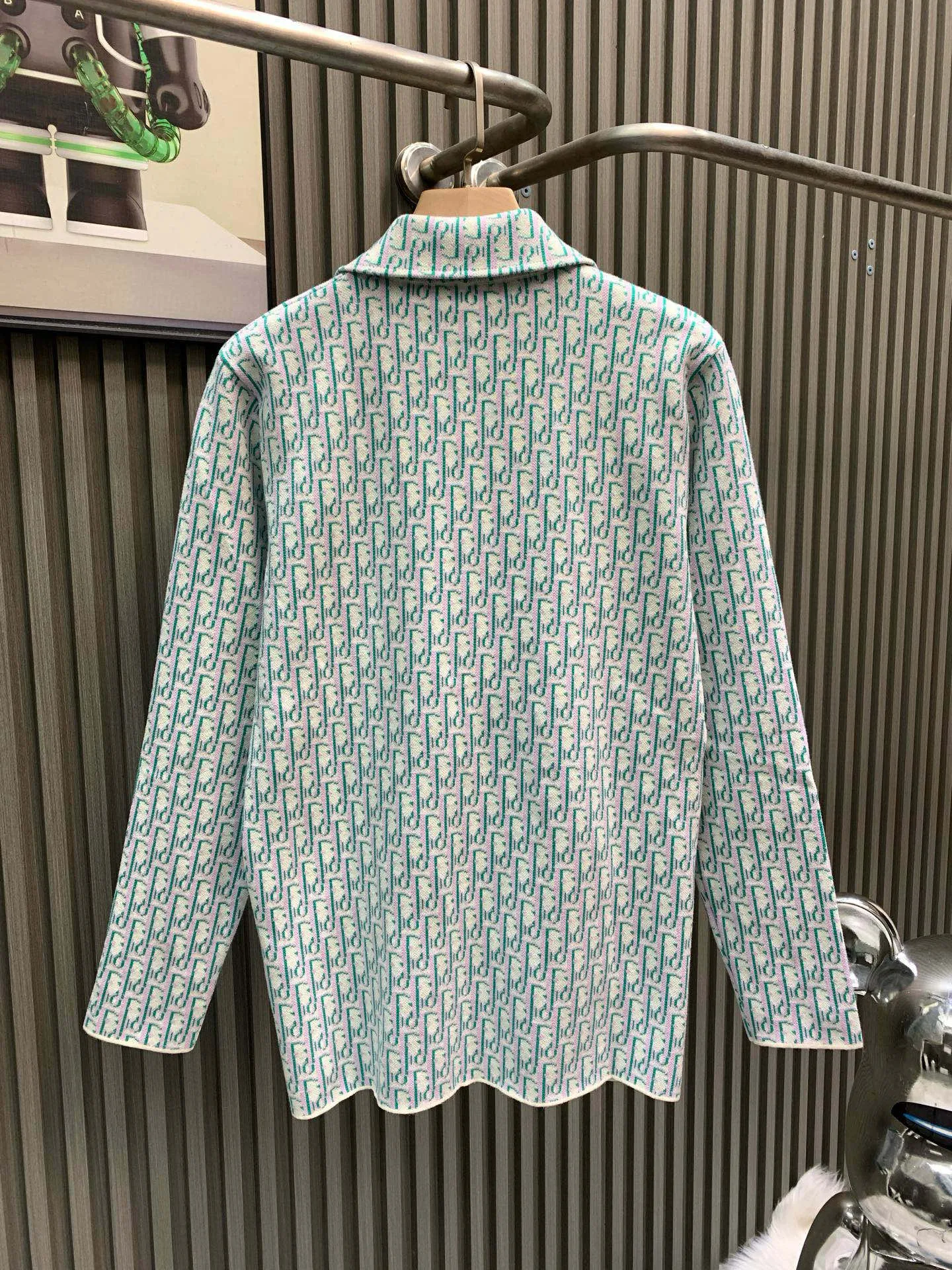 🅿️470 🀄️ DiOR Dior 100% cotton Dior Dior new high-quality fabric new classic old-fashioned Dior high-density knitted sweater jacquard shirt fabric base fabric is sweater weaving method, surface fabric sweater jacquard weaving method High elasticity and high-density fabric thickness Super practical One side of the presbyopic jacquard design is the model of a timeless series. The entire fabric of this sweater has a very soft and waxy texture. Made of double-sided wool The body of the garment is very stiff. The upper body can hold up the shape very well without being too soft. 14-needle Stoll, 4-series ultra-high-density weaving. You can match it casually to look beautiful on the street. The most worth buying item. Recommended Xiaohongshu popular style. Same style for men and women for date wear.