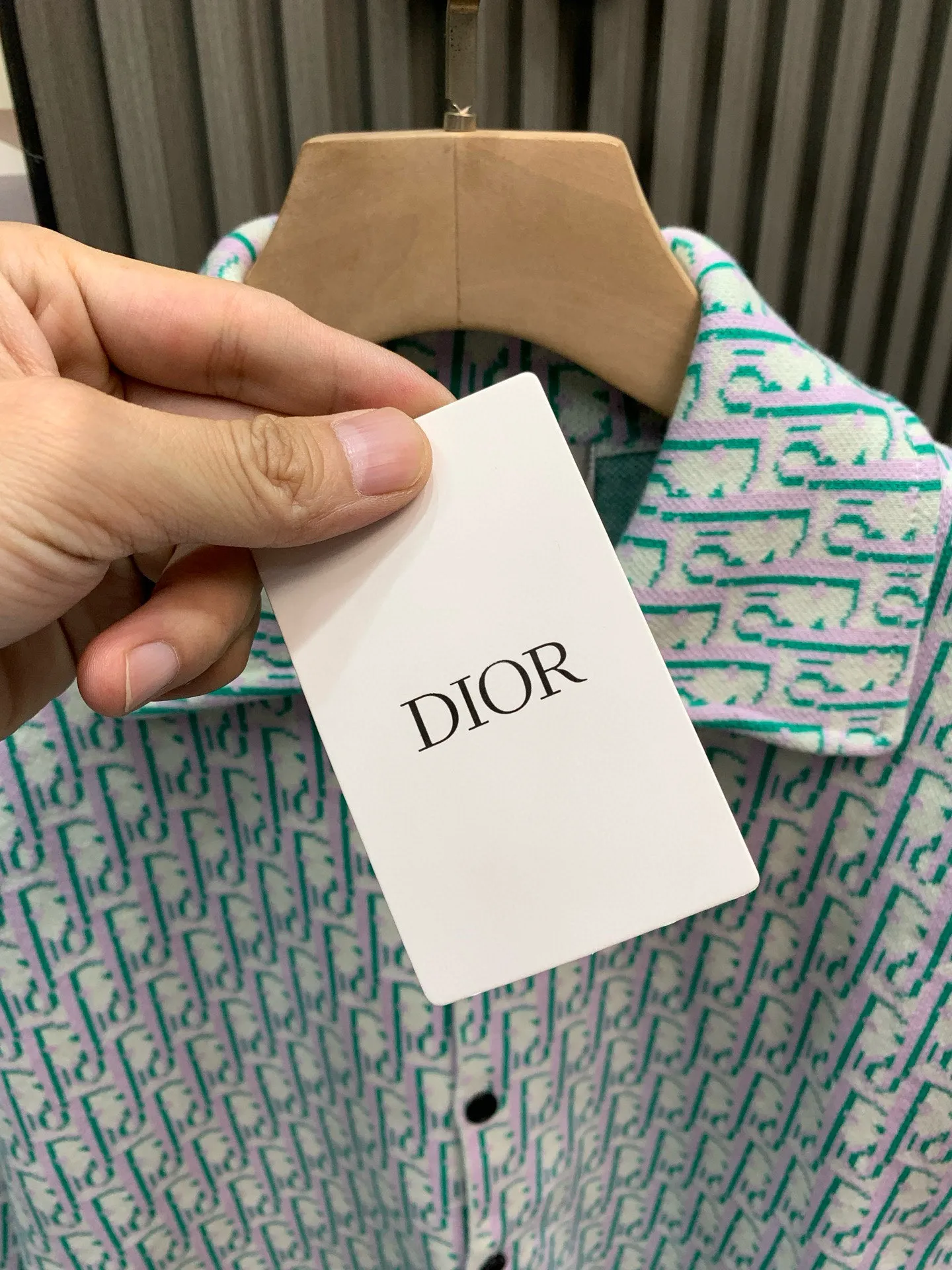 🅿️470 🀄️ DiOR Dior 100% cotton Dior Dior new high-quality fabric new classic old-fashioned Dior high-density knitted sweater jacquard shirt fabric base fabric is sweater weaving method, surface fabric sweater jacquard weaving method High elasticity and high-density fabric thickness Super practical One side of the presbyopic jacquard design is the model of a timeless series. The entire fabric of this sweater has a very soft and waxy texture. Made of double-sided wool The body of the garment is very stiff. The upper body can hold up the shape very well without being too soft. 14-needle Stoll, 4-series ultra-high-density weaving. You can match it casually to look beautiful on the street. The most worth buying item. Recommended Xiaohongshu popular style. Same style for men and women for date wear.