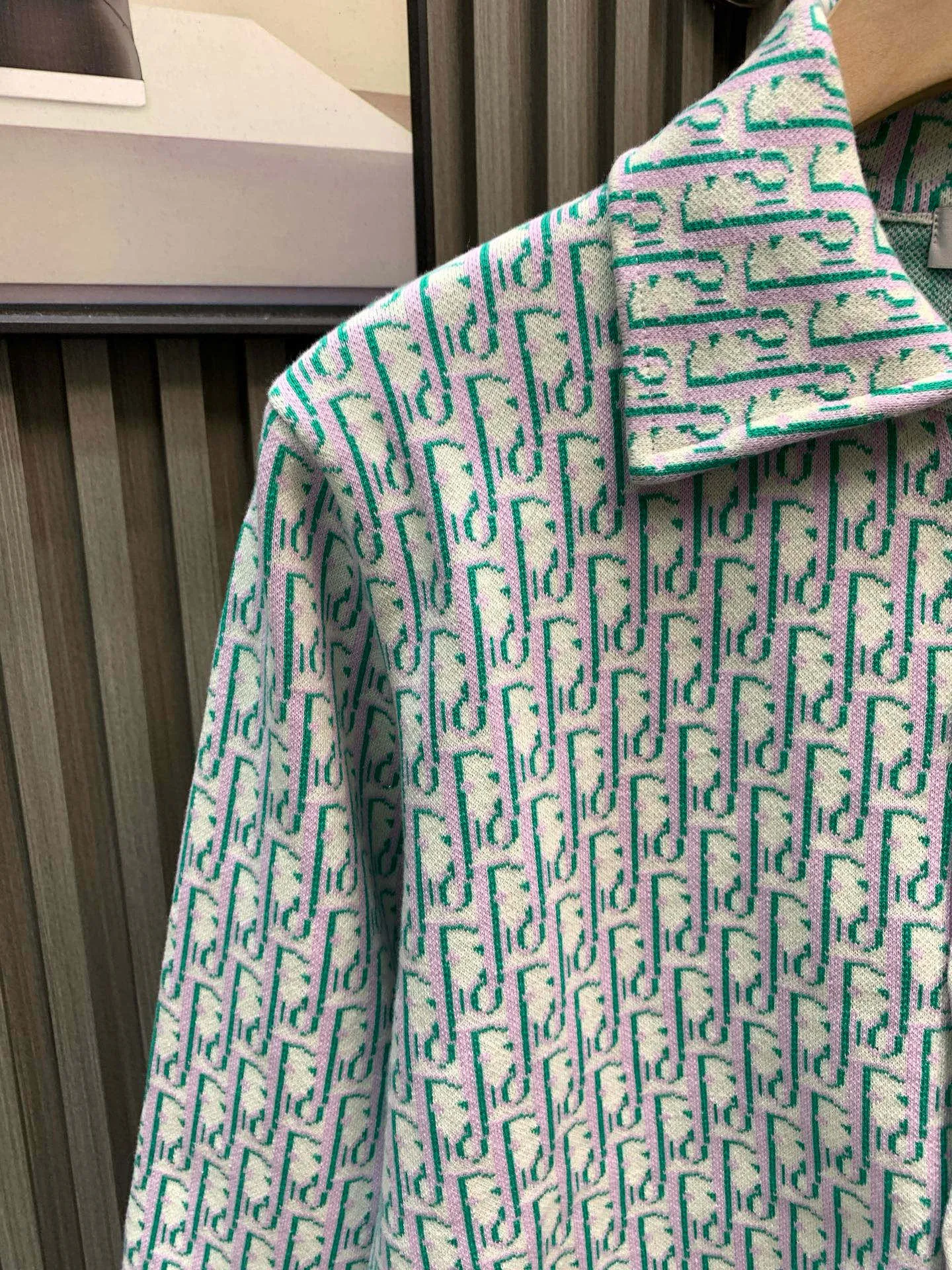 🅿️470 🀄️ DiOR Dior 100% cotton Dior Dior new high-quality fabric new classic old-fashioned Dior high-density knitted sweater jacquard shirt fabric base fabric is sweater weaving method, surface fabric sweater jacquard weaving method High elasticity and high-density fabric thickness Super practical One side of the presbyopic jacquard design is the model of a timeless series. The entire fabric of this sweater has a very soft and waxy texture. Made of double-sided wool The body of the garment is very stiff. The upper body can hold up the shape very well without being too soft. 14-needle Stoll, 4-series ultra-high-density weaving. You can match it casually to look beautiful on the street. The most worth buying item. Recommended Xiaohongshu popular style. Same style for men and women for date wear.