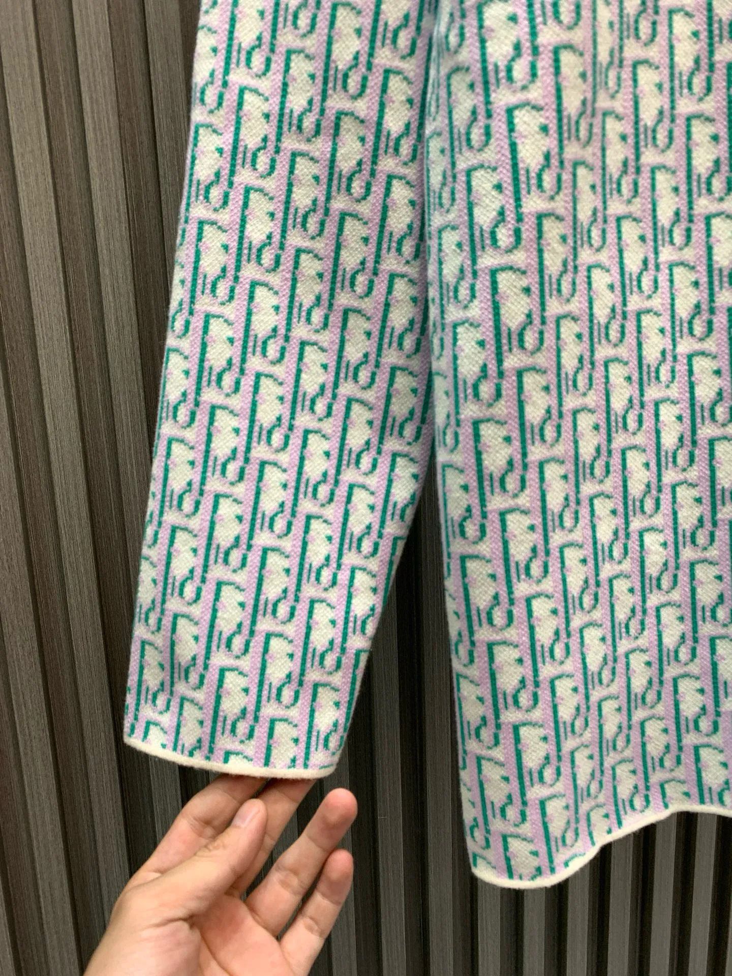 🅿️470 🀄️ DiOR Dior 100% cotton Dior Dior new high-quality fabric new classic old-fashioned Dior high-density knitted sweater jacquard shirt fabric base fabric is sweater weaving method, surface fabric sweater jacquard weaving method High elasticity and high-density fabric thickness Super practical One side of the presbyopic jacquard design is the model of a timeless series. The entire fabric of this sweater has a very soft and waxy texture. Made of double-sided wool The body of the garment is very stiff. The upper body can hold up the shape very well without being too soft. 14-needle Stoll, 4-series ultra-high-density weaving. You can match it casually to look beautiful on the street. The most worth buying item. Recommended Xiaohongshu popular style. Same style for men and women for date wear.