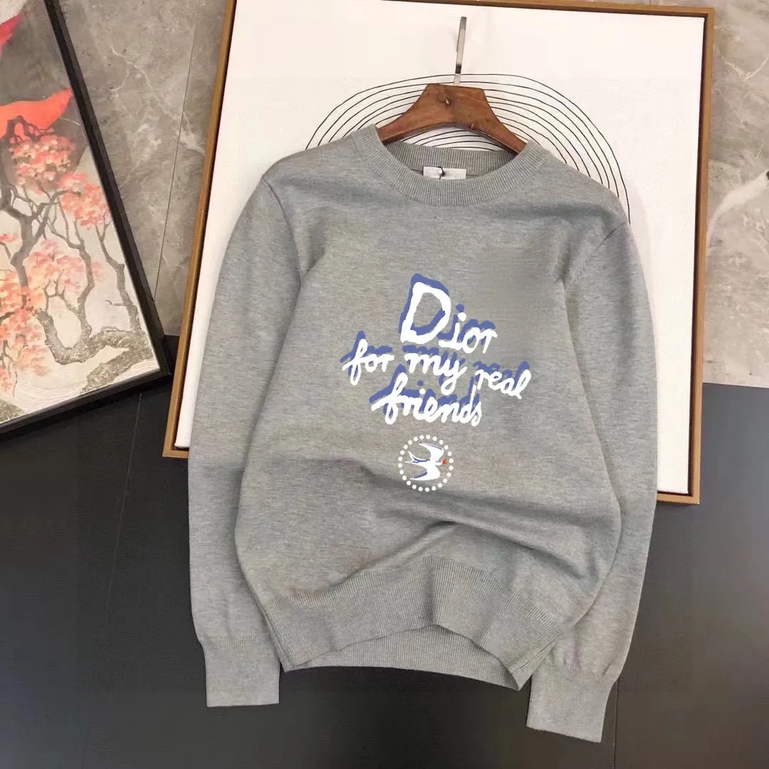 🅿️240 【DIOR】Autumn and winter classic round neck pullover sweater, in full condition! ! ! Wool blended fabric, the latest model in 2025, golden ratio! ! Slim-fitting soft gold, versatile and practical item, the combination and practicality are extremely powerful, simple and elegant, and classy! To create your own style, it is highly recommended to buy it in two colors. The standard slim fit tailoring process is suitable for both young and old men. It is knitted from wool and will not cause any discomfort! While keeping warm, it is stylish, textured and wearable, and the classic logo with contrasting colors on the chest feels in place! ! Recommended for regular customers! ! Size M-3XL (maximum wear: 190 pounds)