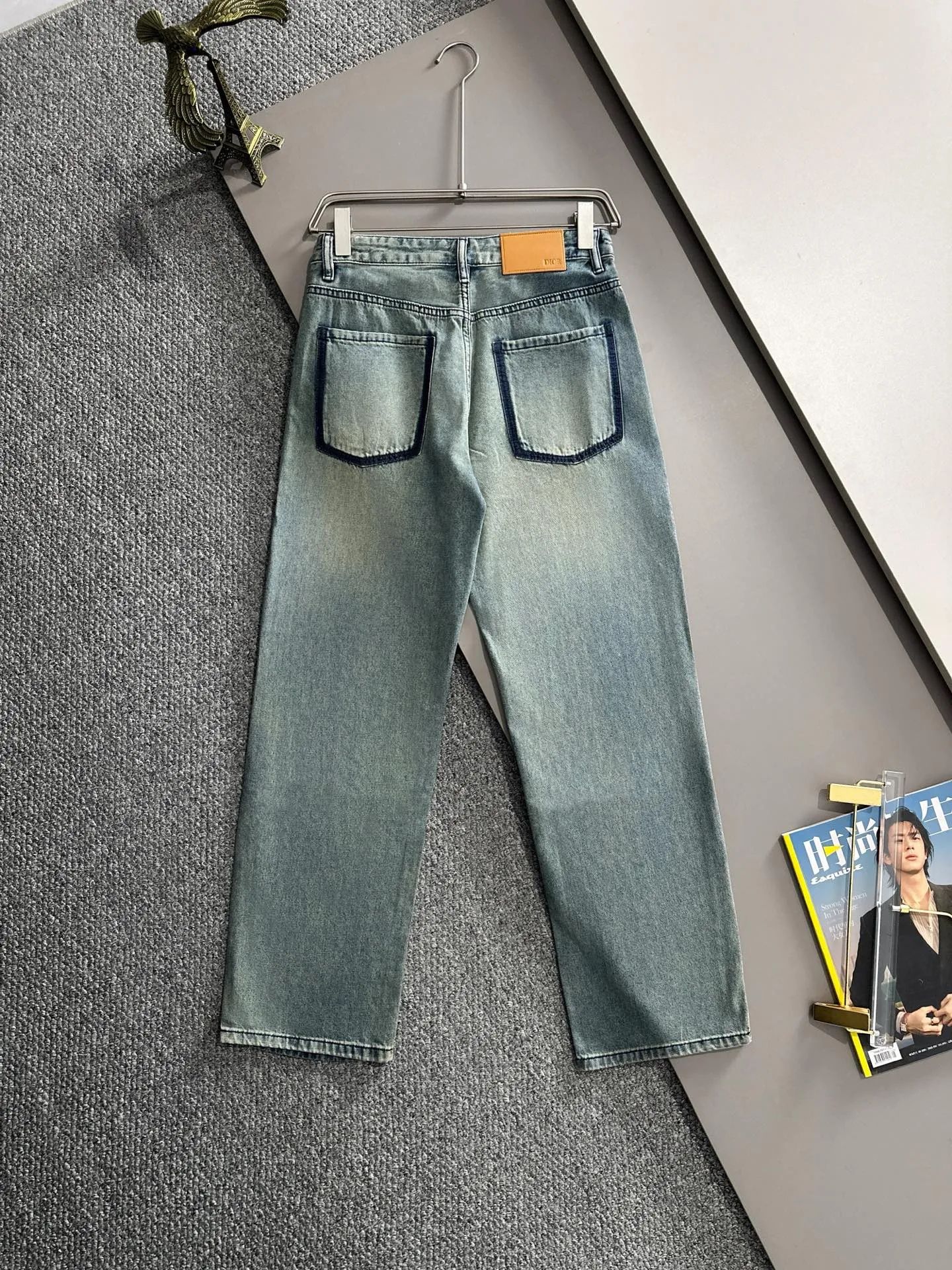 🅿️400 Dior 2025 summer loose wide-leg jeans and straight trousers, the trend in the trend! Many fashion bloggers control the upper body. The water is woven from imported Japanese Denim plain cotton denim fabric. It has three standards, is soft, delicate, comfortable and breathable. The color has a modern and fashionable vicissitudes. The upper body is versatile and fashionable! Light luxury, a must-have item for daily commuting! Code number: 28-40 (please state your height and weight when placing an order)