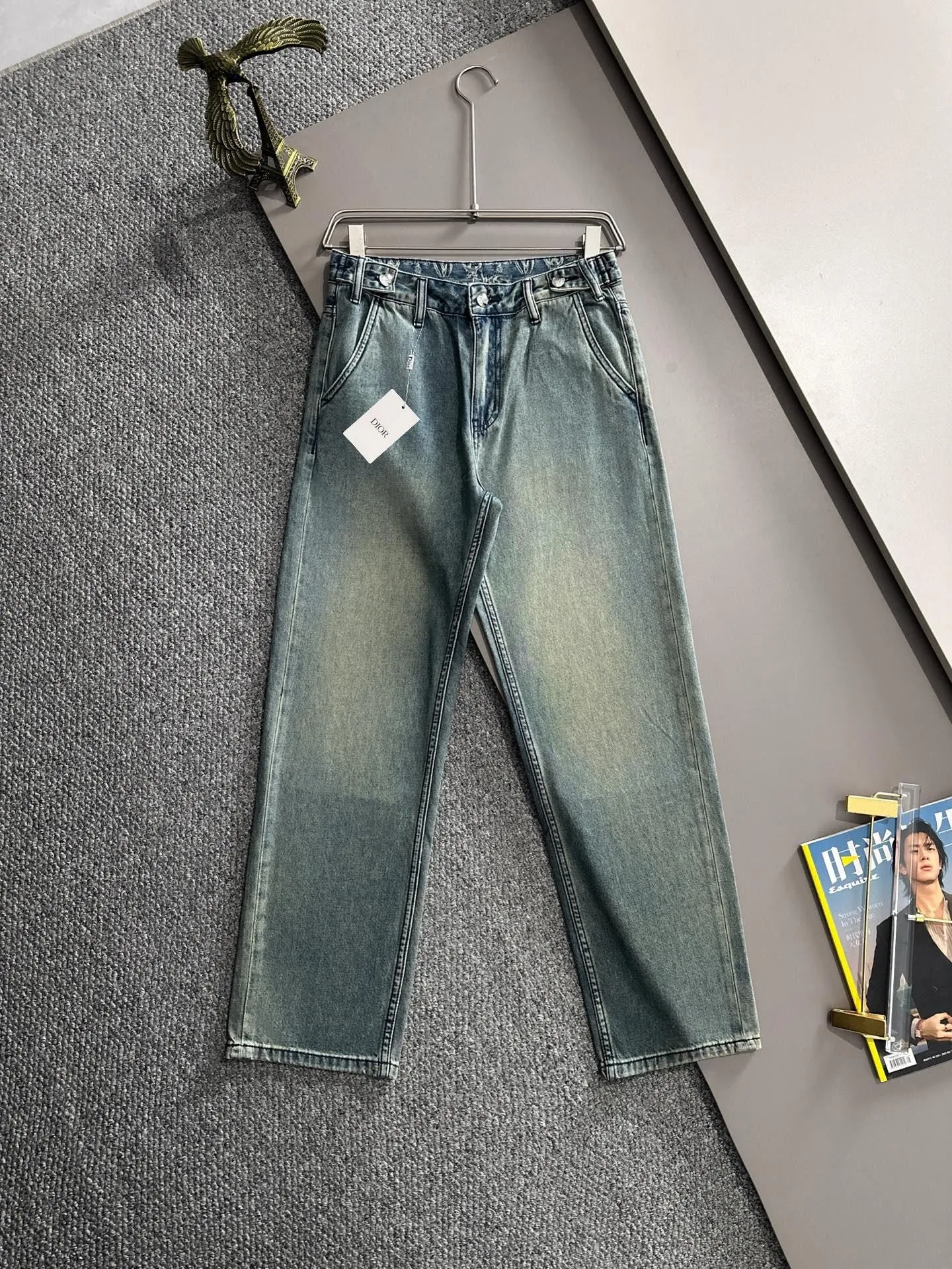 🅿️400 Dior 2025 summer loose wide-leg jeans and straight trousers, the trend in the trend! Many fashion bloggers control the upper body. The water is woven from imported Japanese Denim plain cotton denim fabric. It has three standards, is soft, delicate, comfortable and breathable. The color has a modern and fashionable vicissitudes. The upper body is versatile and fashionable! Light luxury, a must-have item for daily commuting! Code number: 28-40 (please state your height and weight when placing an order)