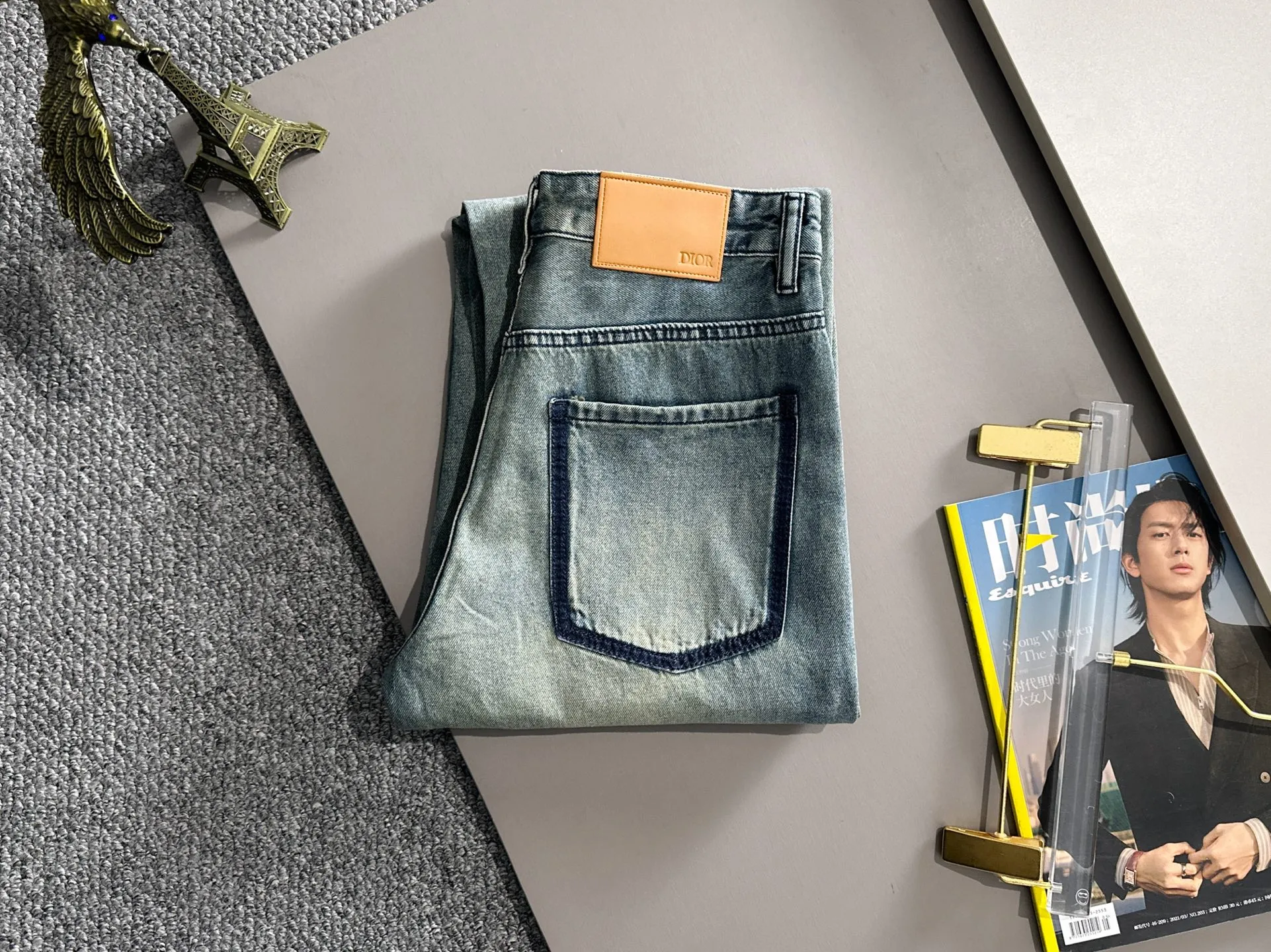 🅿️400 Dior 2025 summer loose wide-leg jeans and straight trousers, the trend in the trend! Many fashion bloggers control the upper body. The water is woven from imported Japanese Denim plain cotton denim fabric. It has three standards, is soft, delicate, comfortable and breathable. The color has a modern and fashionable vicissitudes. The upper body is versatile and fashionable! Light luxury, a must-have item for daily commuting! Code number: 28-40 (please state your height and weight when placing an order)
