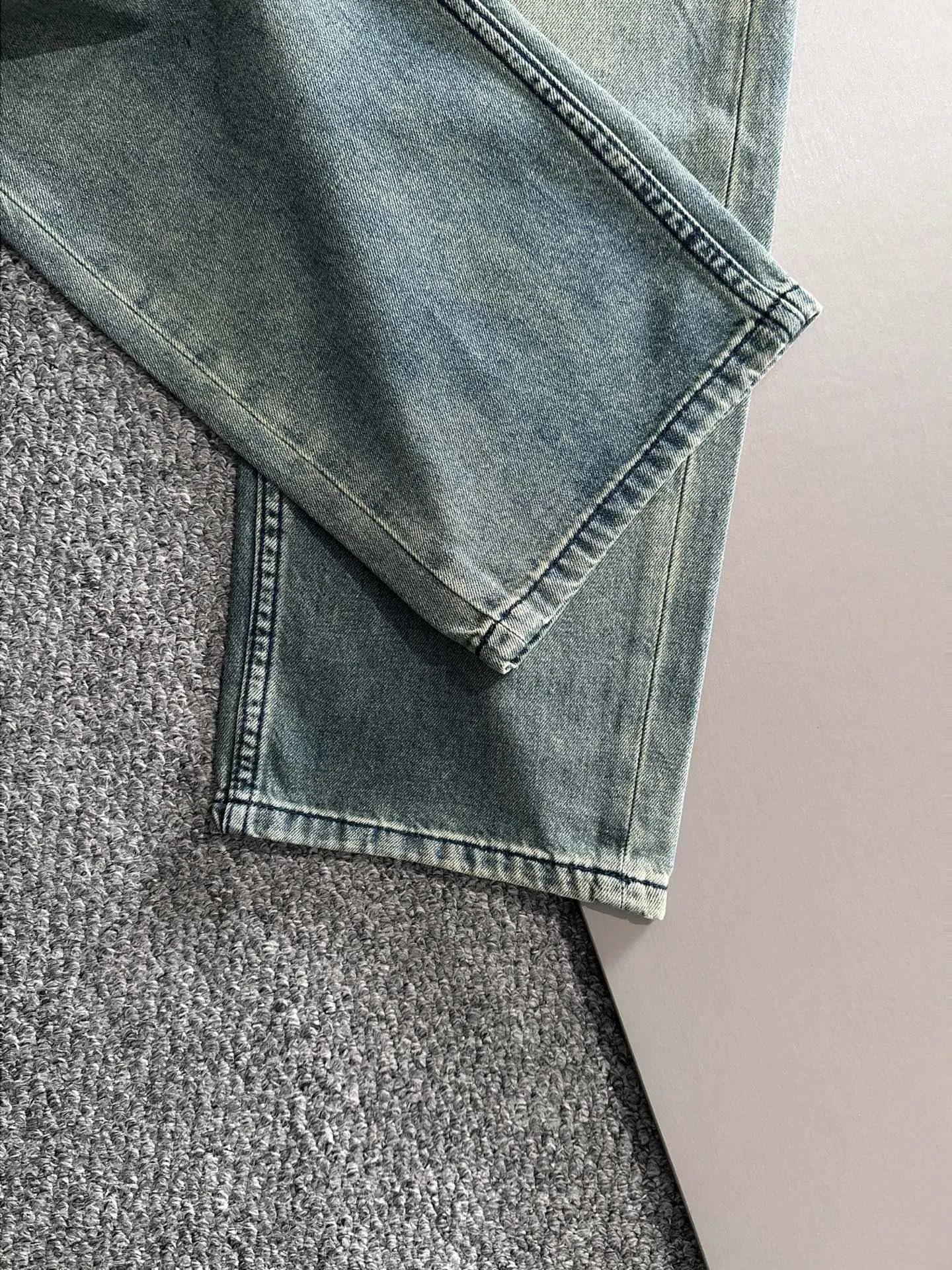 🅿️400 Dior 2025 summer loose wide-leg jeans and straight trousers, the trend in the trend! Many fashion bloggers control the upper body. The water is woven from imported Japanese Denim plain cotton denim fabric. It has three standards, is soft, delicate, comfortable and breathable. The color has a modern and fashionable vicissitudes. The upper body is versatile and fashionable! Light luxury, a must-have item for daily commuting! Code number: 28-40 (please state your height and weight when placing an order)