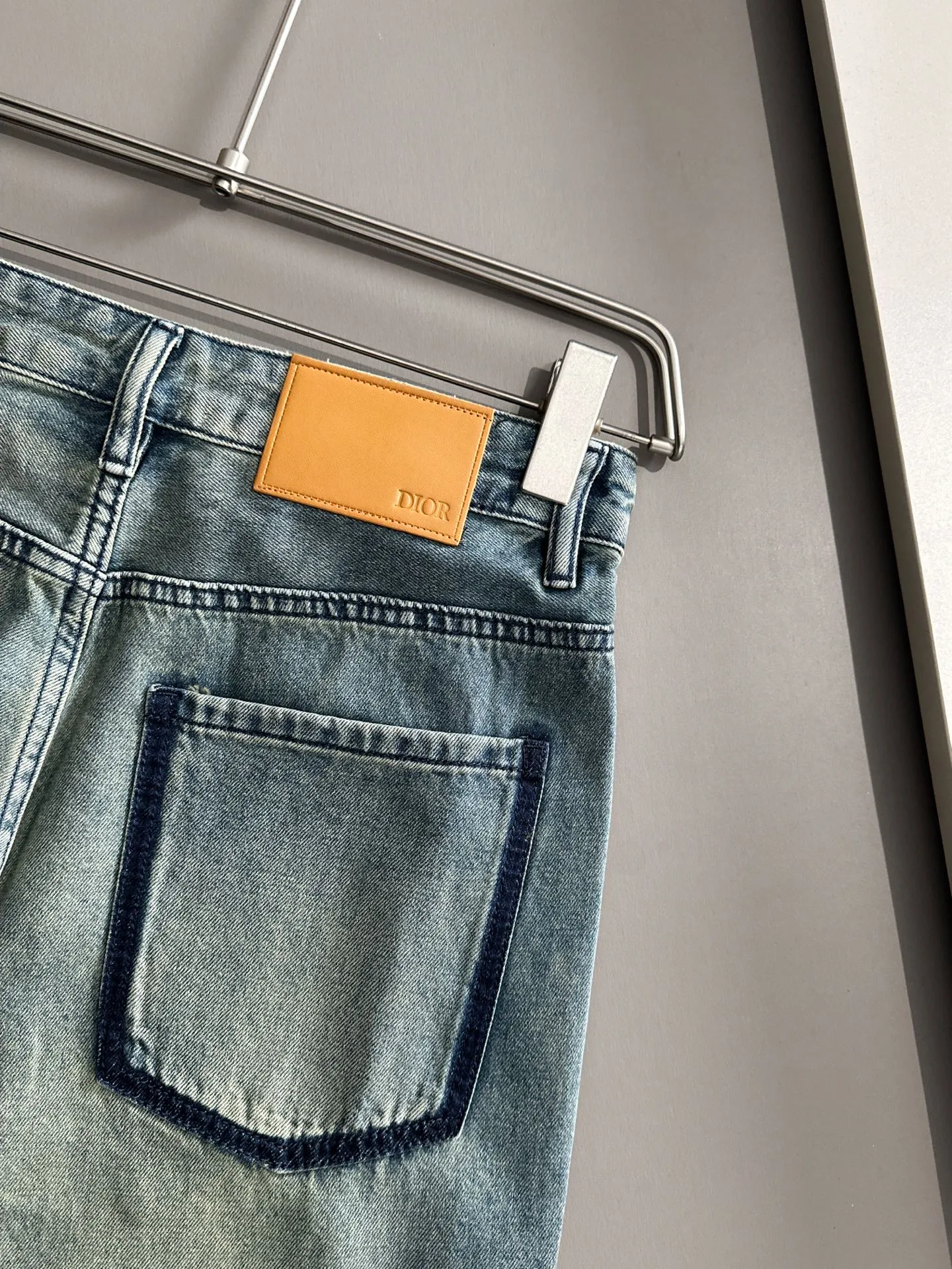 🅿️400 Dior 2025 summer loose wide-leg jeans and straight trousers, the trend in the trend! Many fashion bloggers control the upper body. The water is woven from imported Japanese Denim plain cotton denim fabric. It has three standards, is soft, delicate, comfortable and breathable. The color has a modern and fashionable vicissitudes. The upper body is versatile and fashionable! Light luxury, a must-have item for daily commuting! Code number: 28-40 (please state your height and weight when placing an order)