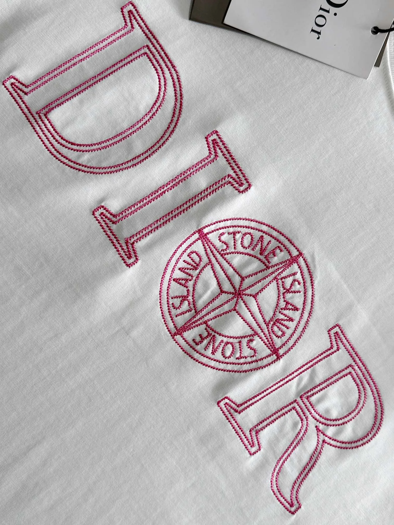 🅿️170 (arrives the next day) DIOR Dior co-branded Stone Island 2025 new heavy industry embroidered letter logo, same style for men and women, short-sleeved T-shirt ·Customized 260g 100% double yarn pure cotton fabric ·Imported Tajima machine embroidery technology ·Custom dyed 32 double-strand threads ·Collar tag and main mark three complete labels Color: White Size: XS S M L
