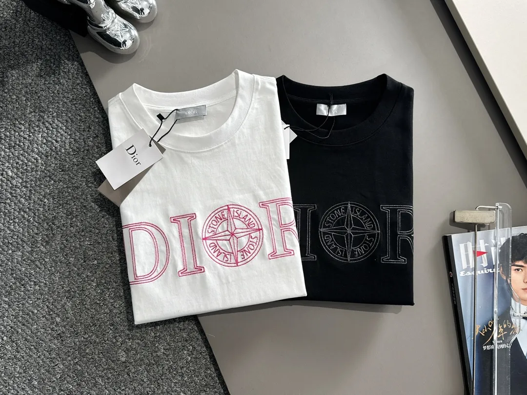 🅿️170 (arrives the next day) DIOR Dior co-branded Stone Island 2025 new heavy industry embroidered letter logo, same style for men and women, short-sleeved T-shirt ·Customized 260g 100% double yarn pure cotton fabric ·Imported Tajima machine embroidery technology ·Custom dyed 32 double-strand threads ·Collar tag and main mark three complete labels Color: White Size: XS S M L