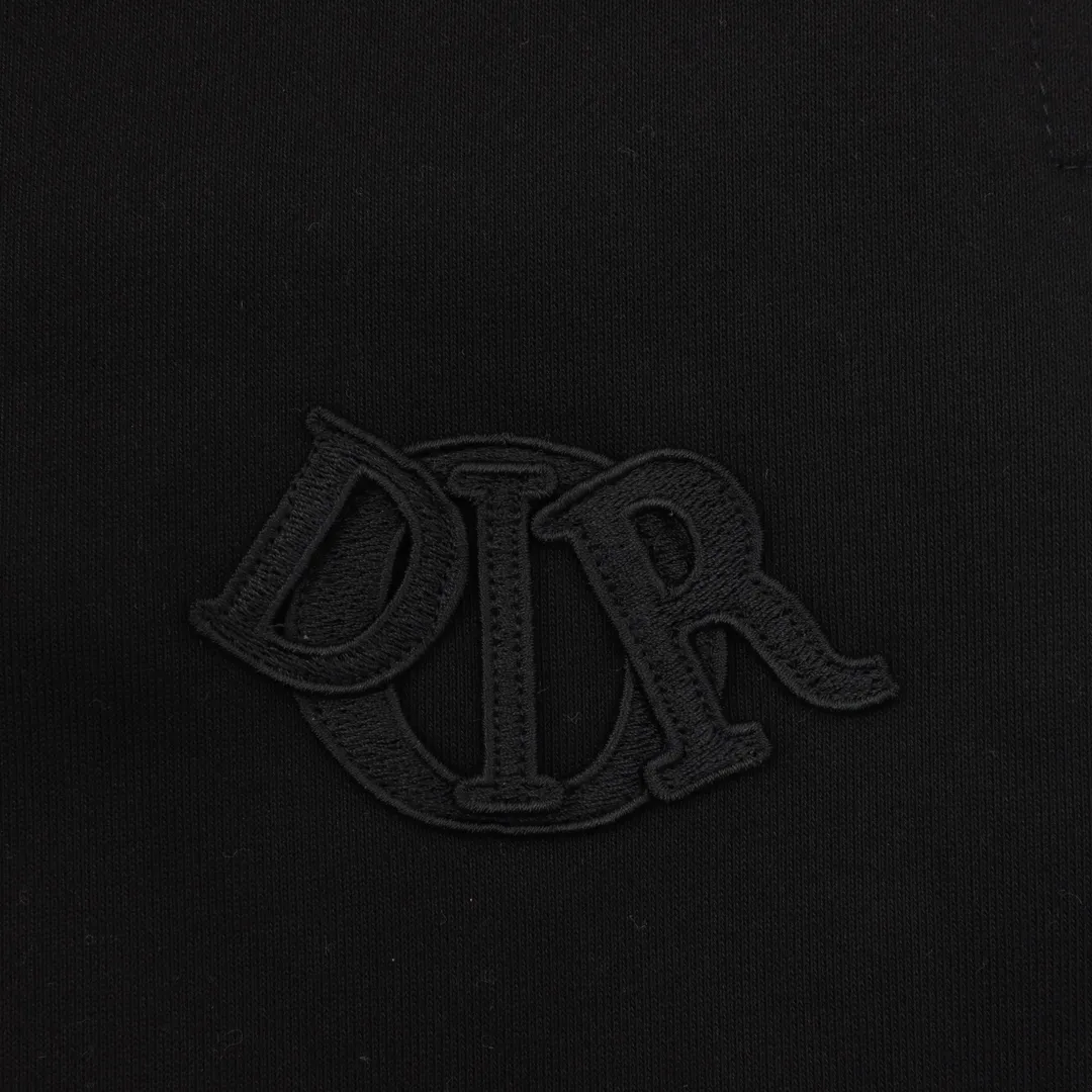 🅿️540 DIOR CD two-color patch embroidered fleece trousers. The original version is made of new fabrics, 420g cotton heavy fleece fabric, washed with heavy fleece feel. The upper body is fluffy, upright and soft, with the skin-friendly feel of wool. Washable, no lint. The new patch embroidery process consists of embroidering 4 letters and sewing the clothes on a flat car. Each letter is positioned to restore the original version. The ropes are custom-dyed according to the fabric color, the hardware is individually molded and made to order, and the pattern is loose. Size：S-L