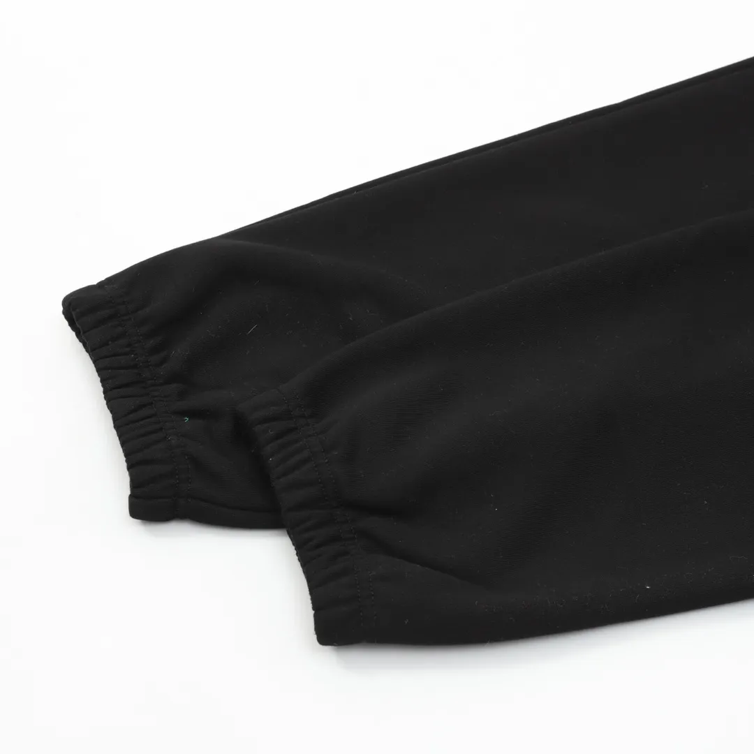 🅿️540 DIOR CD two-color patch embroidered fleece trousers. The original version is made of new fabrics, 420g cotton heavy fleece fabric, washed with heavy fleece feel. The upper body is fluffy, upright and soft, with the skin-friendly feel of wool. Washable, no lint. The new patch embroidery process consists of embroidering 4 letters and sewing the clothes on a flat car. Each letter is positioned to restore the original version. The ropes are custom-dyed according to the fabric color, the hardware is individually molded and made to order, and the pattern is loose. Size：S-L