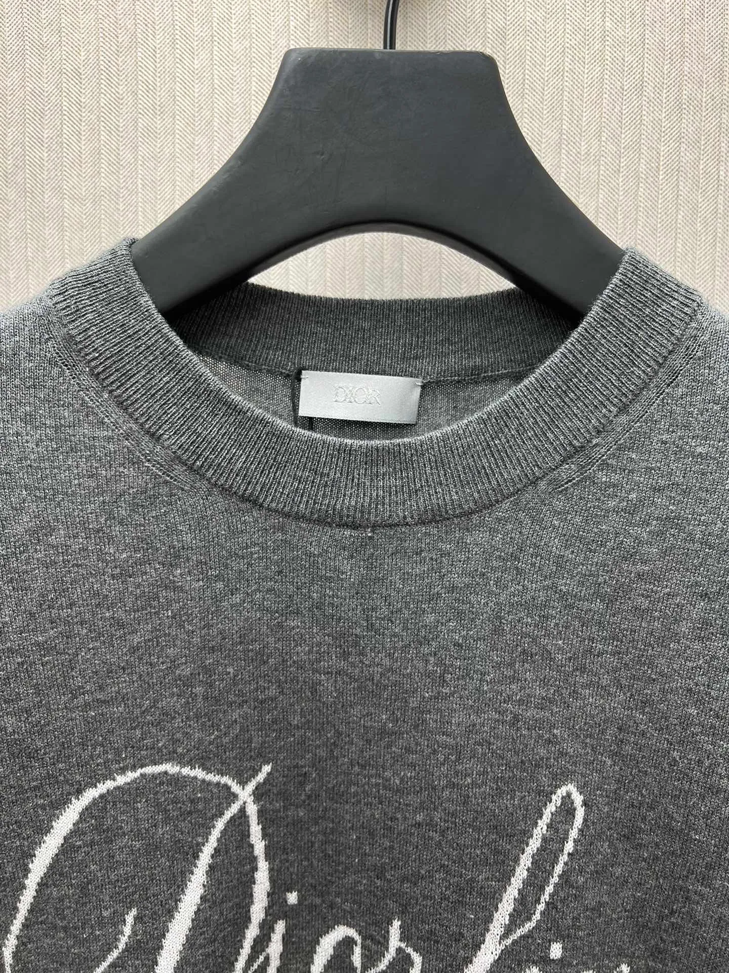 🅿️370 Dior 25ss new T-shirt is a new product of the 2025 winter men's wear series. It is decorated with an intarsia woven Dior love logo inspired by the Dior archives, paying tribute to Dior's heritage. Crafted from gray sheep's wool-blend jersey and finished with a ribbed crew neck. The casual cut can be worn with sports pants for a casual and stylish look. Size: S.M.L.XL.