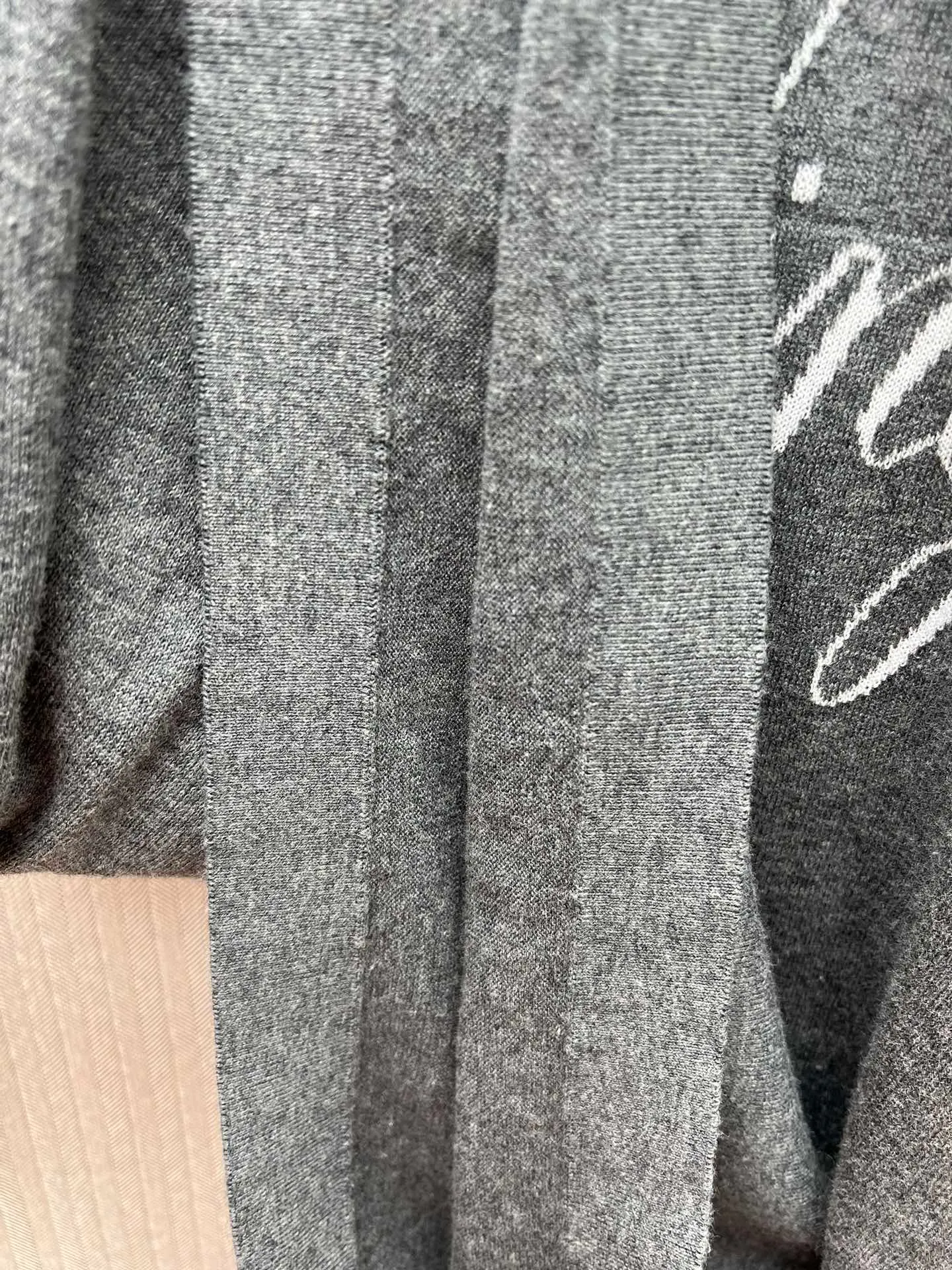🅿️370 Dior 25ss new T-shirt is a new product of the 2025 winter men's wear series. It is decorated with an intarsia woven Dior love logo inspired by the Dior archives, paying tribute to Dior's heritage. Crafted from gray sheep's wool-blend jersey and finished with a ribbed crew neck. The casual cut can be worn with sports pants for a casual and stylish look. Size: S.M.L.XL.
